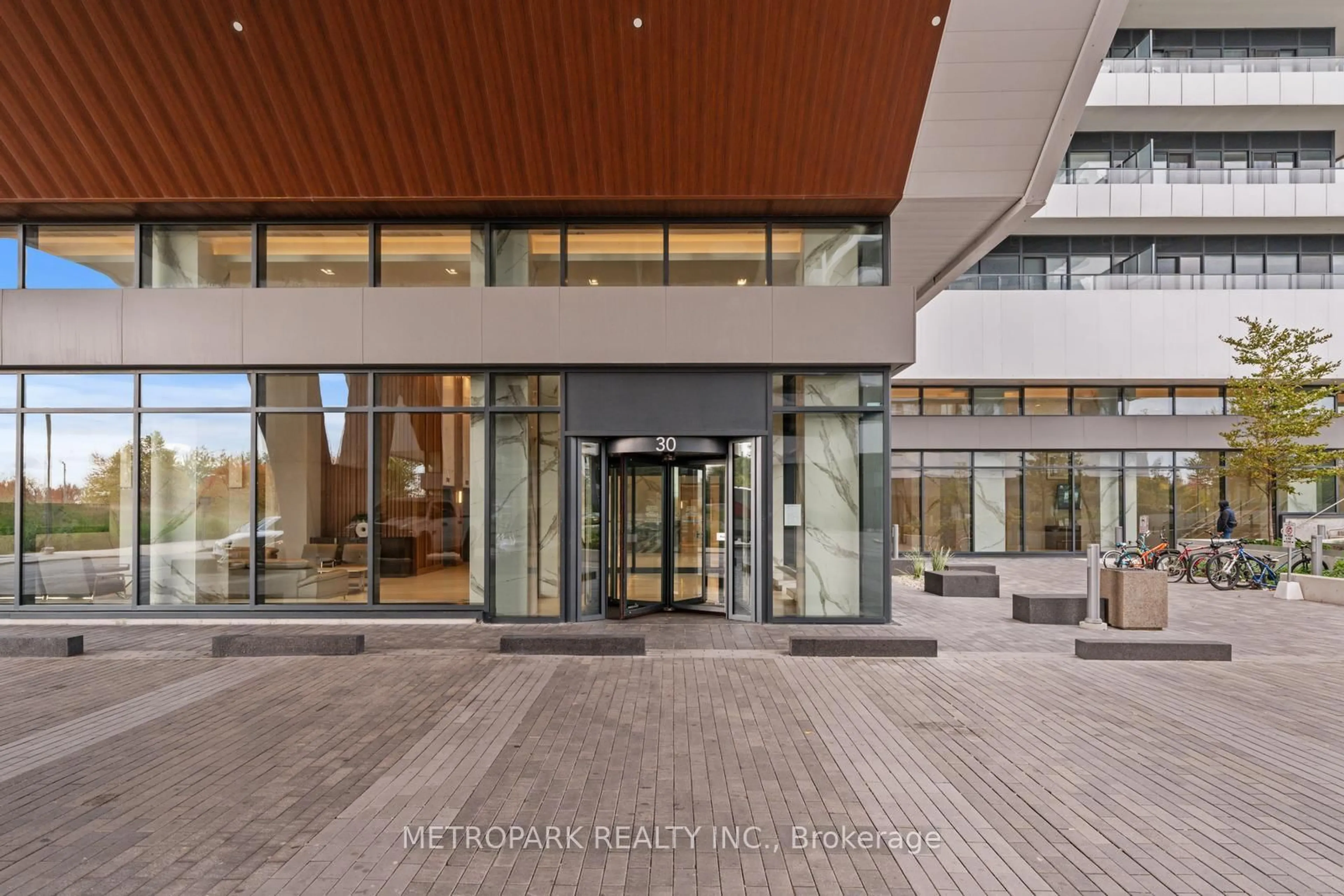 Indoor foyer for 30 SHORE BREEZE Dr #1414, Toronto Ontario M8V 0J1