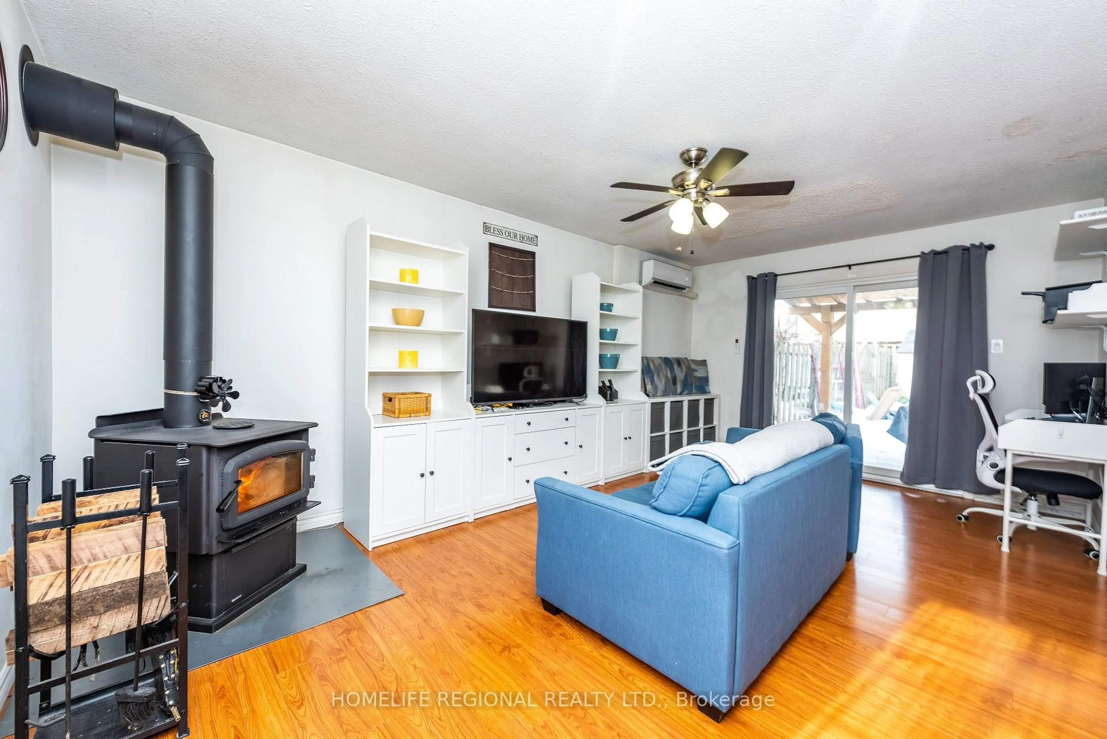 Living room with furniture, wood/laminate floor for 26 Garrison Sq, Brampton Ontario L6S 2H3