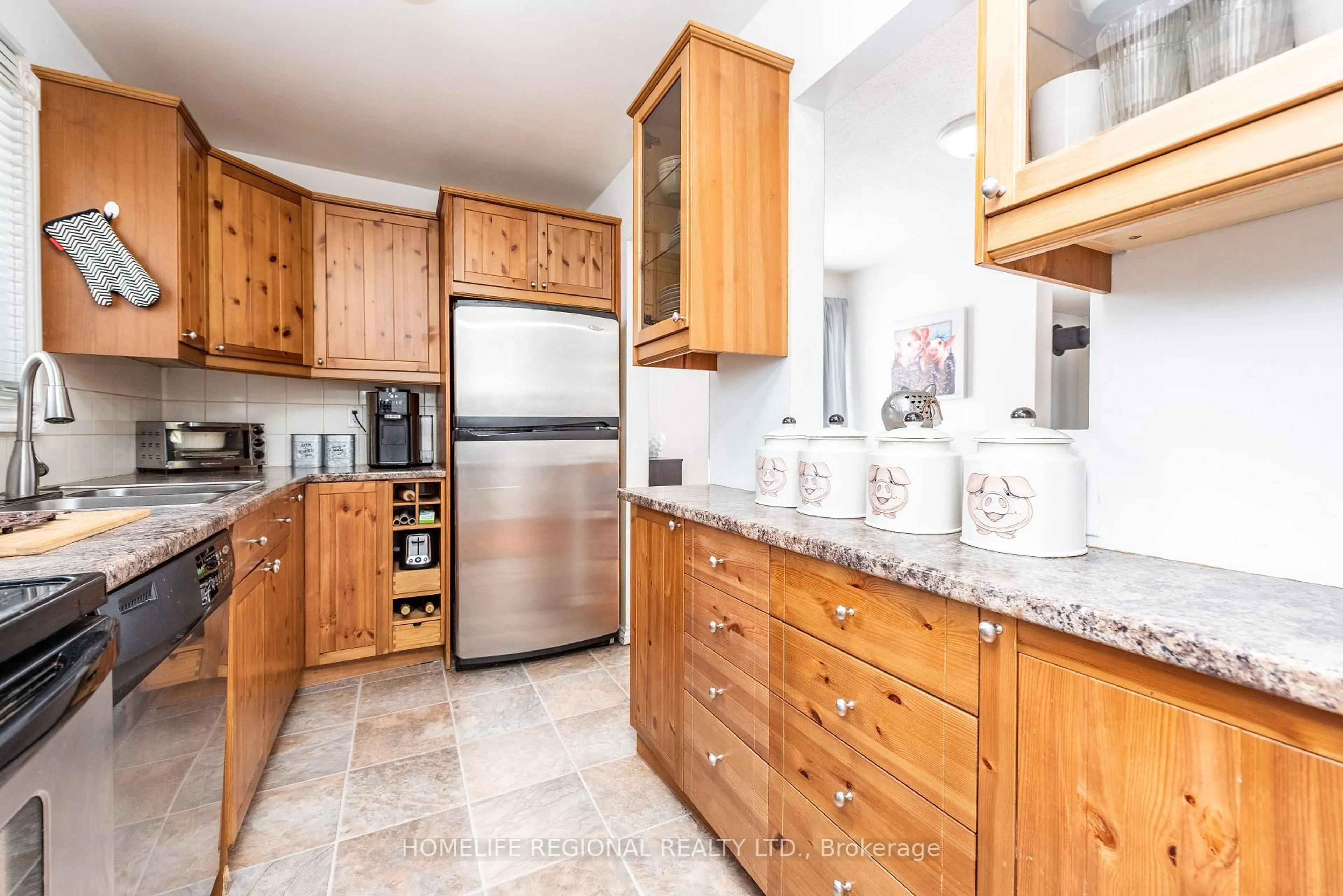 Standard kitchen, unknown for 26 Garrison Sq, Brampton Ontario L6S 2H3