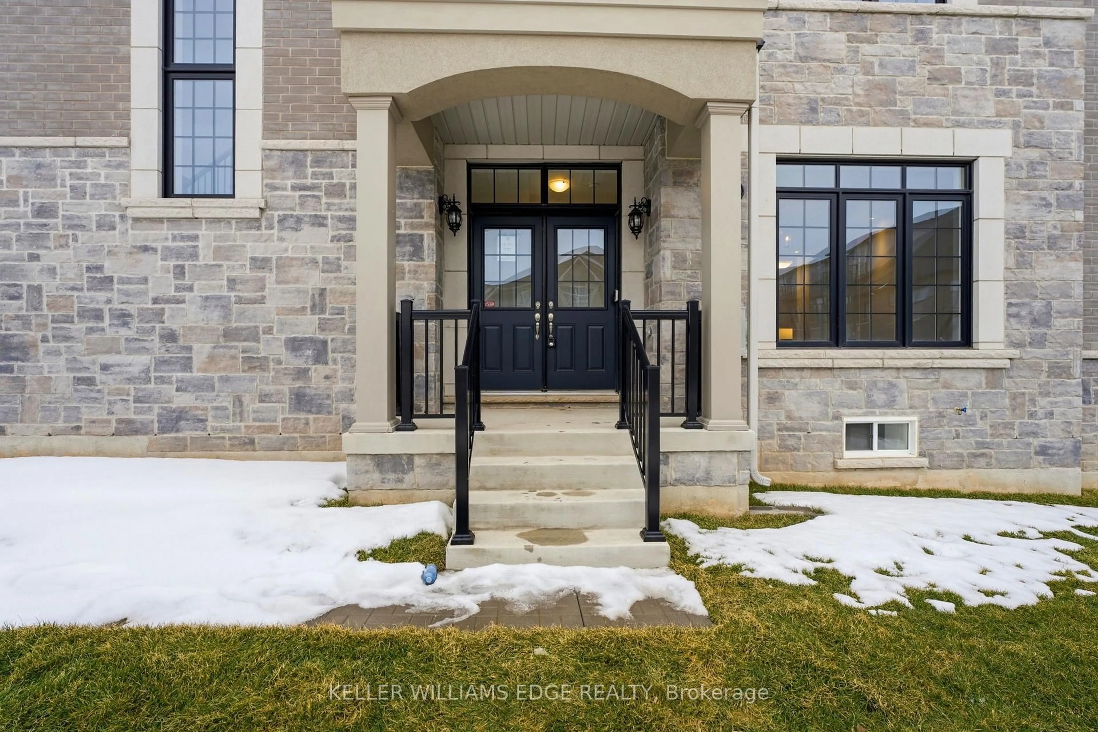 Indoor entryway for 132 Settlers Rd, Oakville Ontario L6H 0Y3