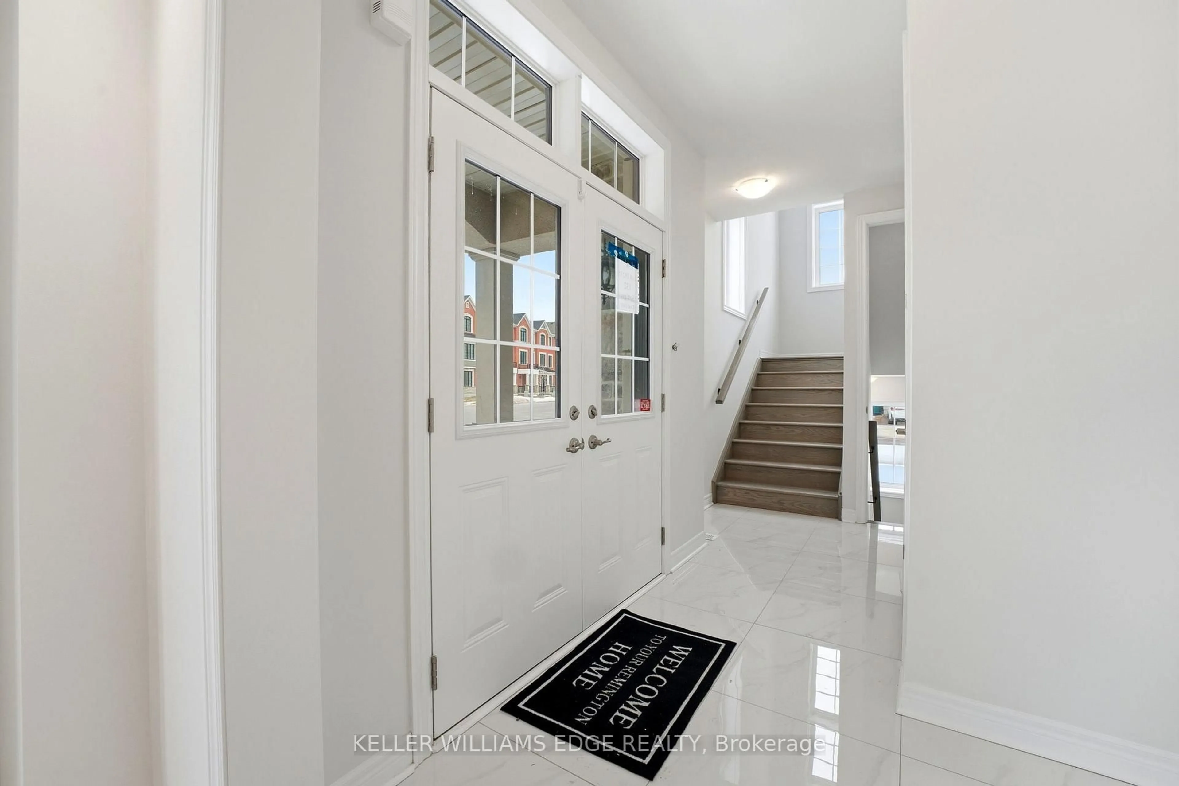 Indoor entryway for 132 Settlers Rd, Oakville Ontario L6H 0Y3
