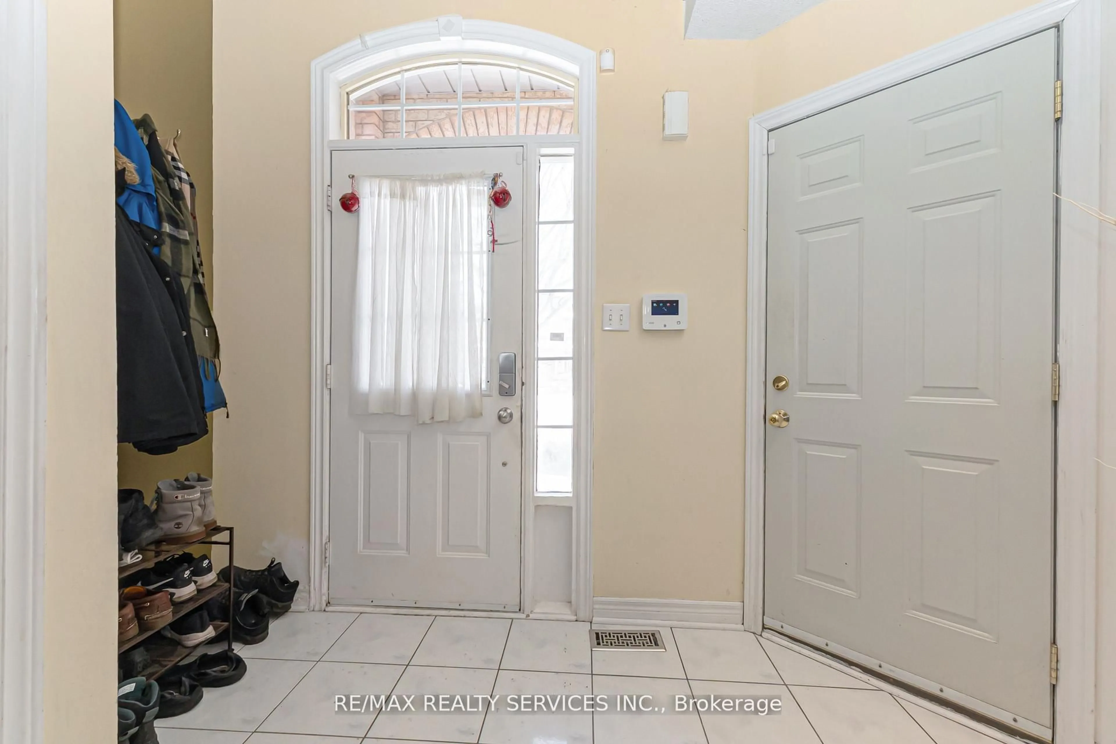 Indoor entryway for 50 Sunny Glen Cres, Brampton Ontario L7A 2C6