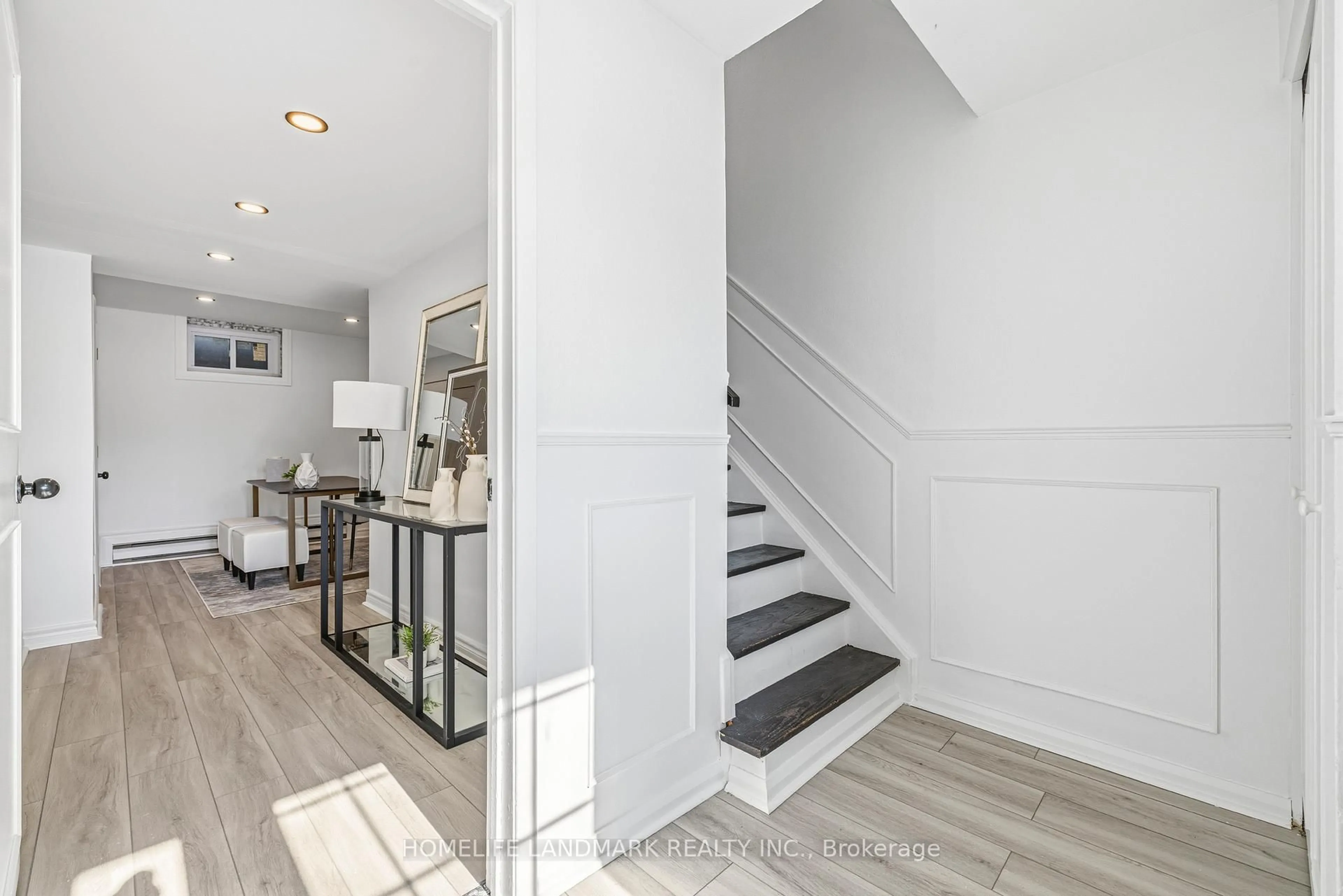 Indoor entryway for 1270 Gainsborough Dr #9, Oakville Ontario L6H 2L2