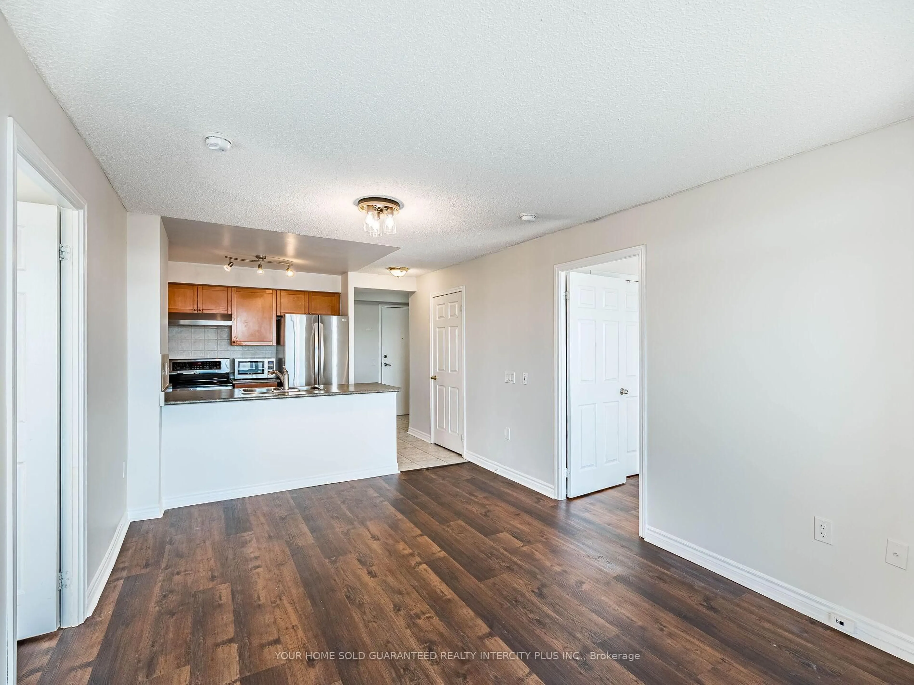 Open concept kitchen, wood/laminate floor for 55 Strathaven Dr #1210, Mississauga Ontario L5R 4G9