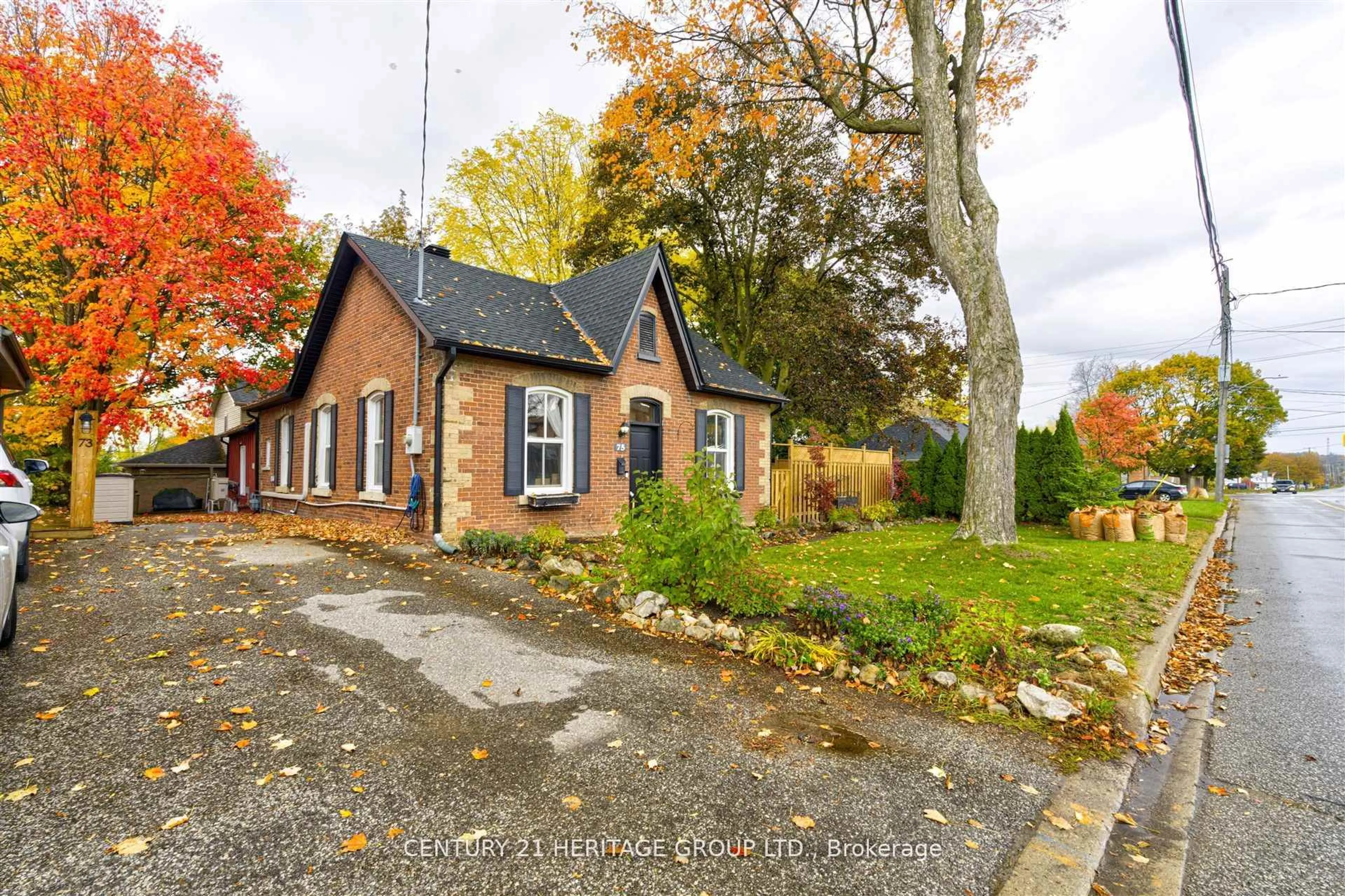 A pic from outside/outdoor area/front of a property/back of a property/a pic from drone, street for 75 John St, Orangeville Ontario L9W 2P7