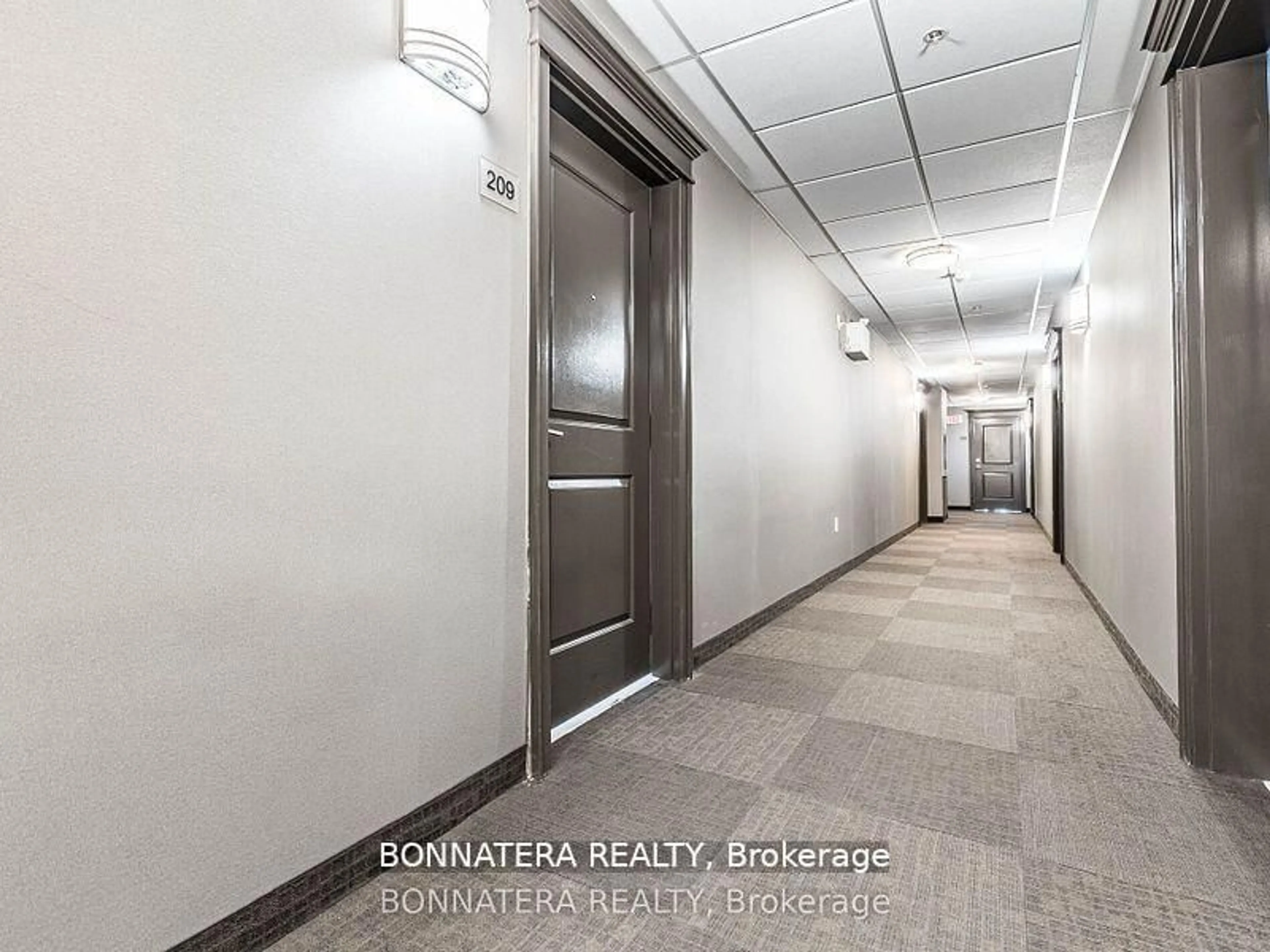 Indoor foyer for 5010 CORPORATE Dr #209, Burlington Ontario L7L 0H6