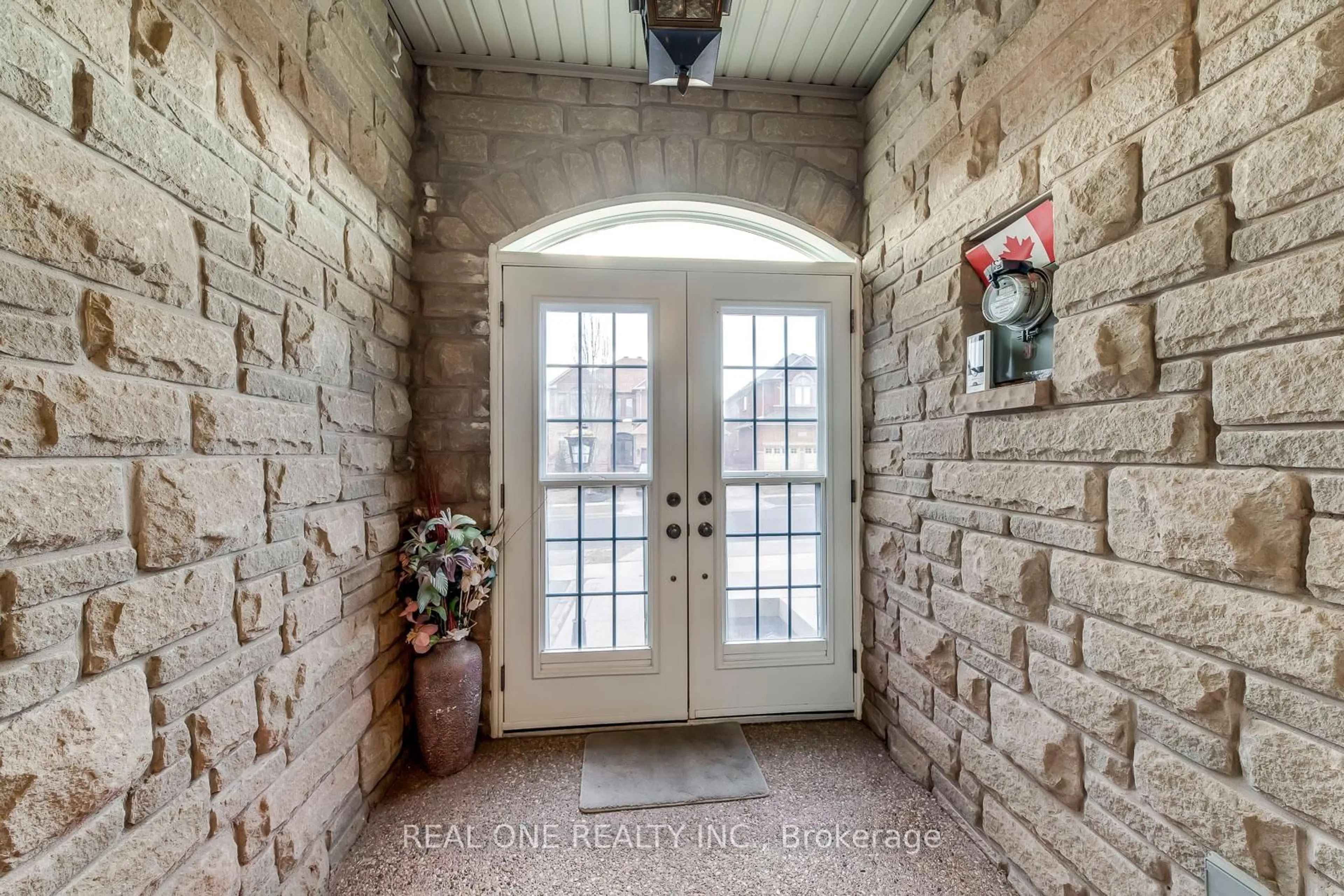 Indoor entryway for 1407 Craigleith Rd, Oakville Ontario L6H 0A7