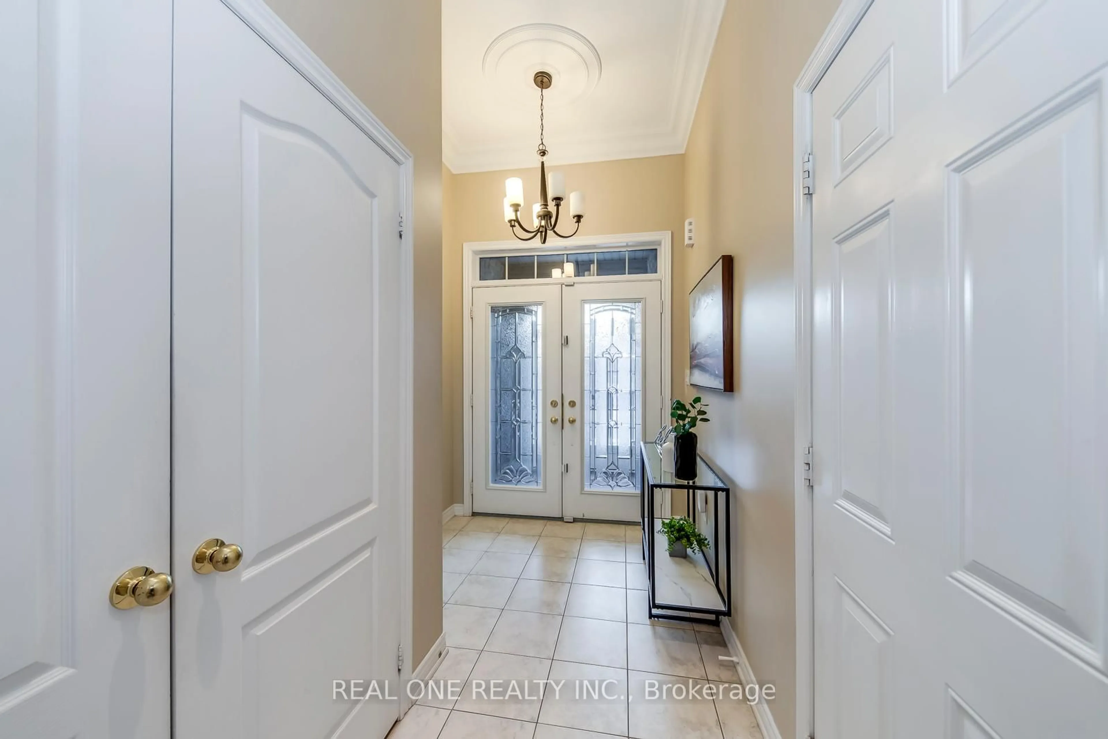Indoor entryway for 1407 Craigleith Rd, Oakville Ontario L6H 0A7