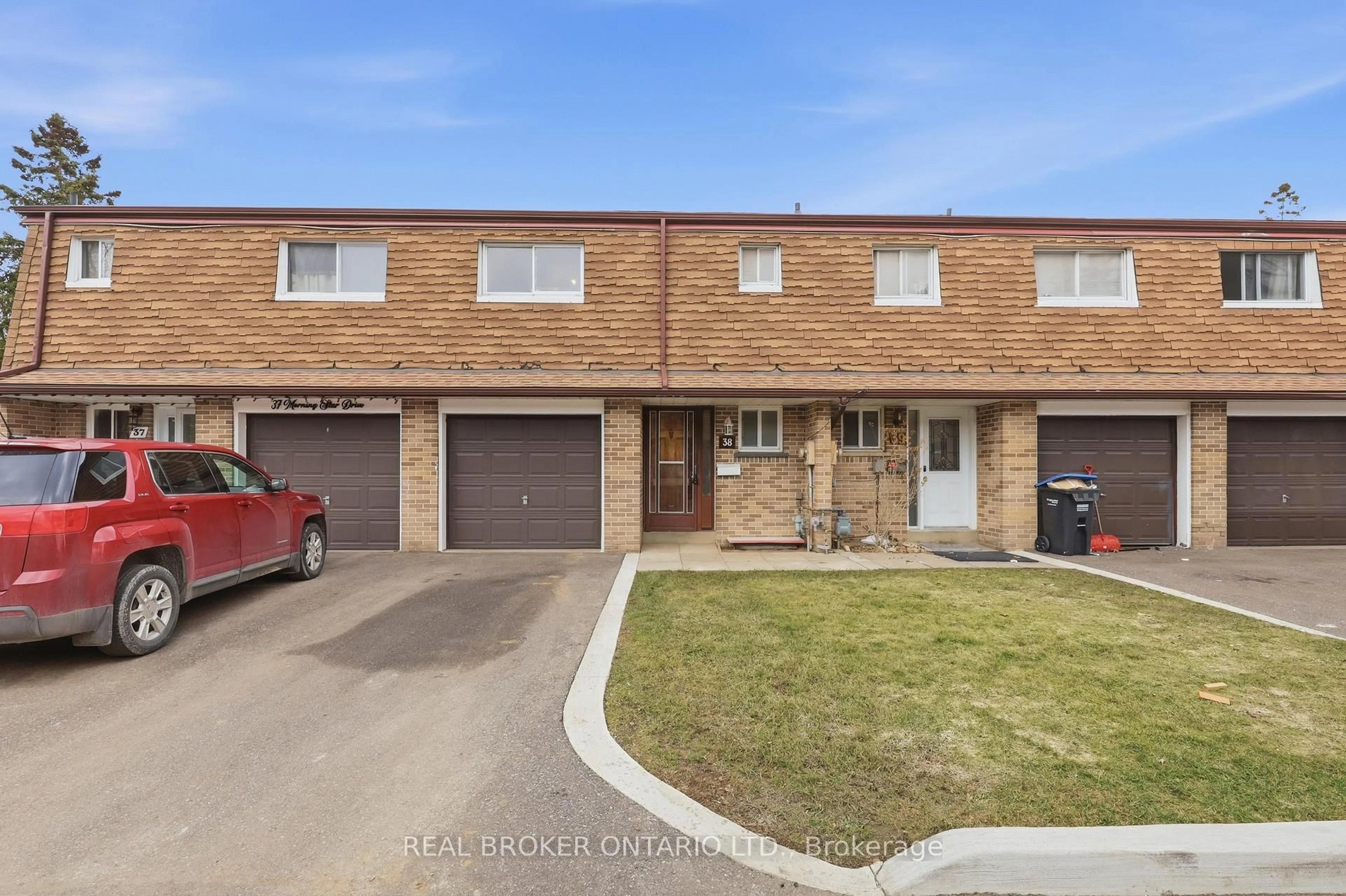 A pic from outside/outdoor area/front of a property/back of a property/a pic from drone, street for 3860 Morning Star Dr #38, Mississauga Ontario L4T 1Y9
