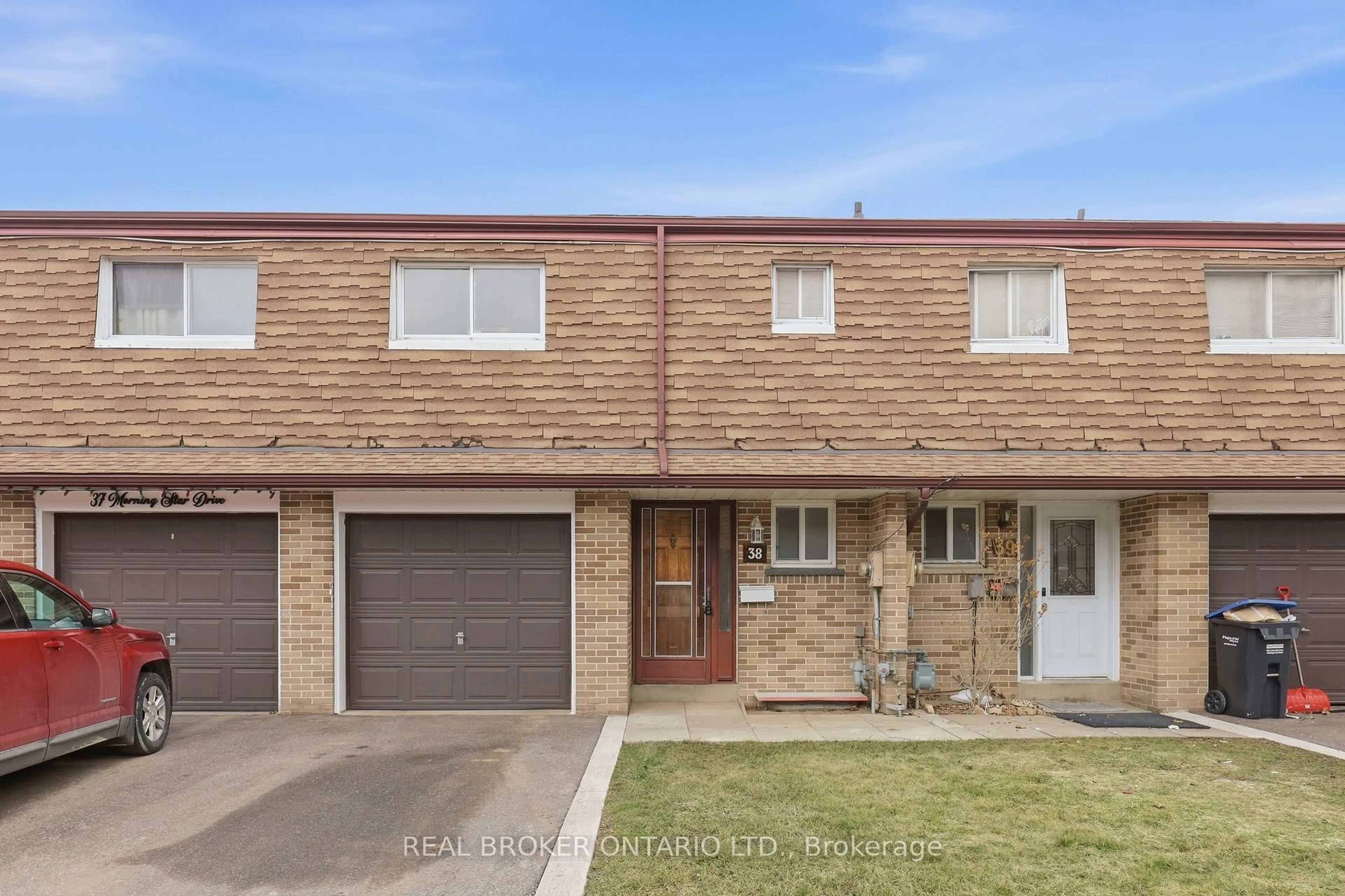 A pic from outside/outdoor area/front of a property/back of a property/a pic from drone, street for 3860 Morning Star Dr #38, Mississauga Ontario L4T 1Y9