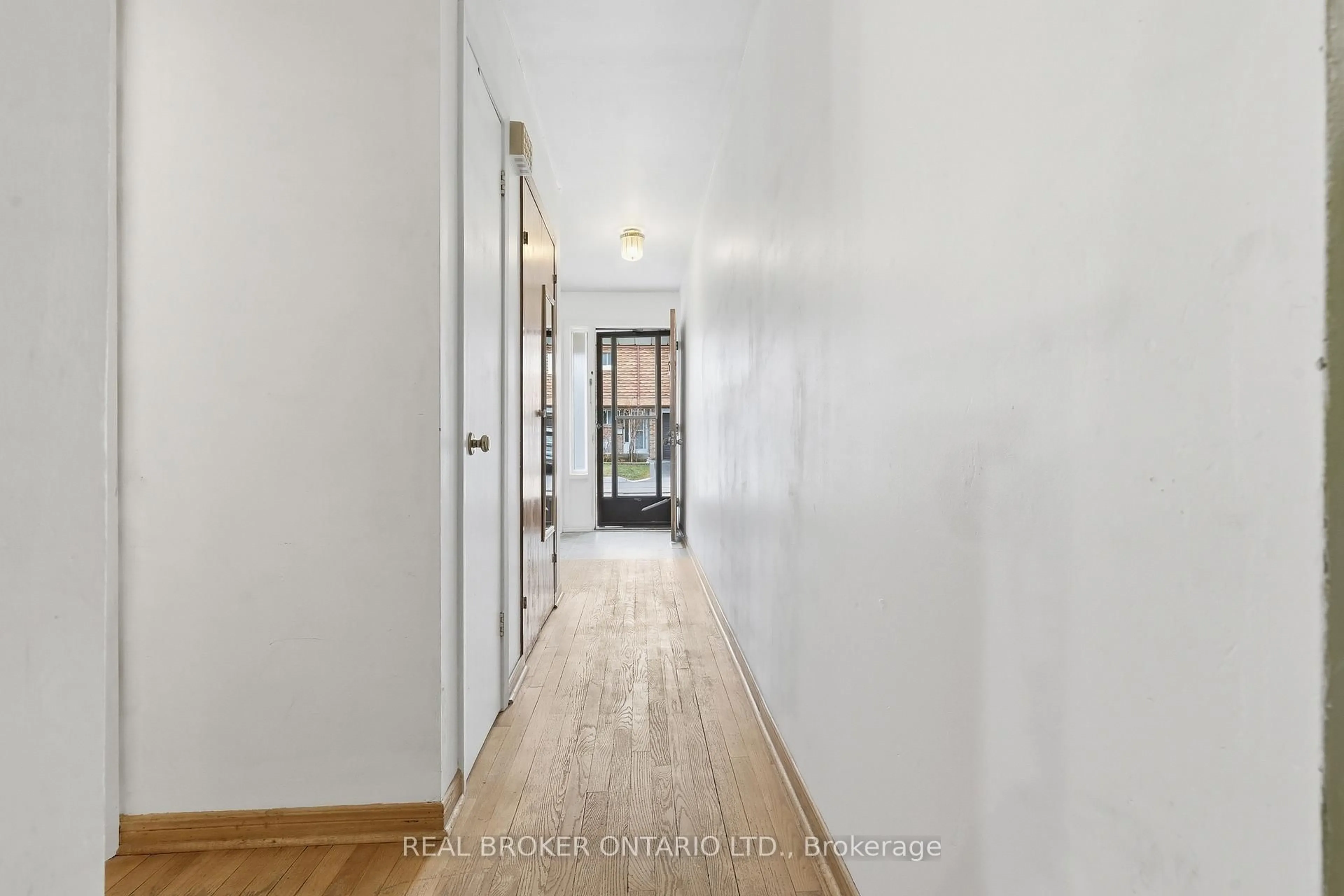 Indoor entryway for 3860 Morning Star Dr #38, Mississauga Ontario L4T 1Y9