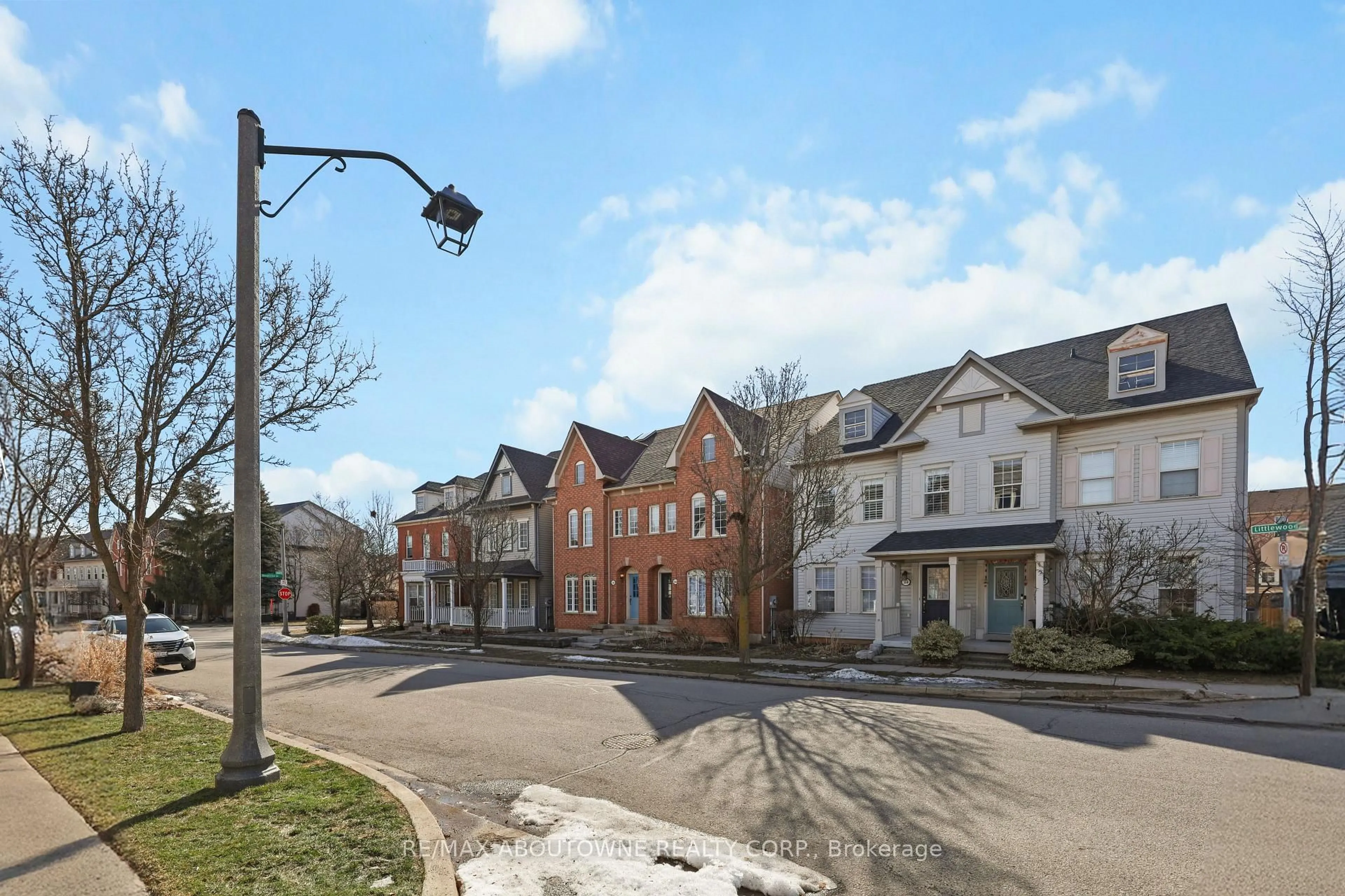 A pic from outside/outdoor area/front of a property/back of a property/a pic from drone, street for 148 Littlewood Dr, Oakville Ontario L6H 6T7