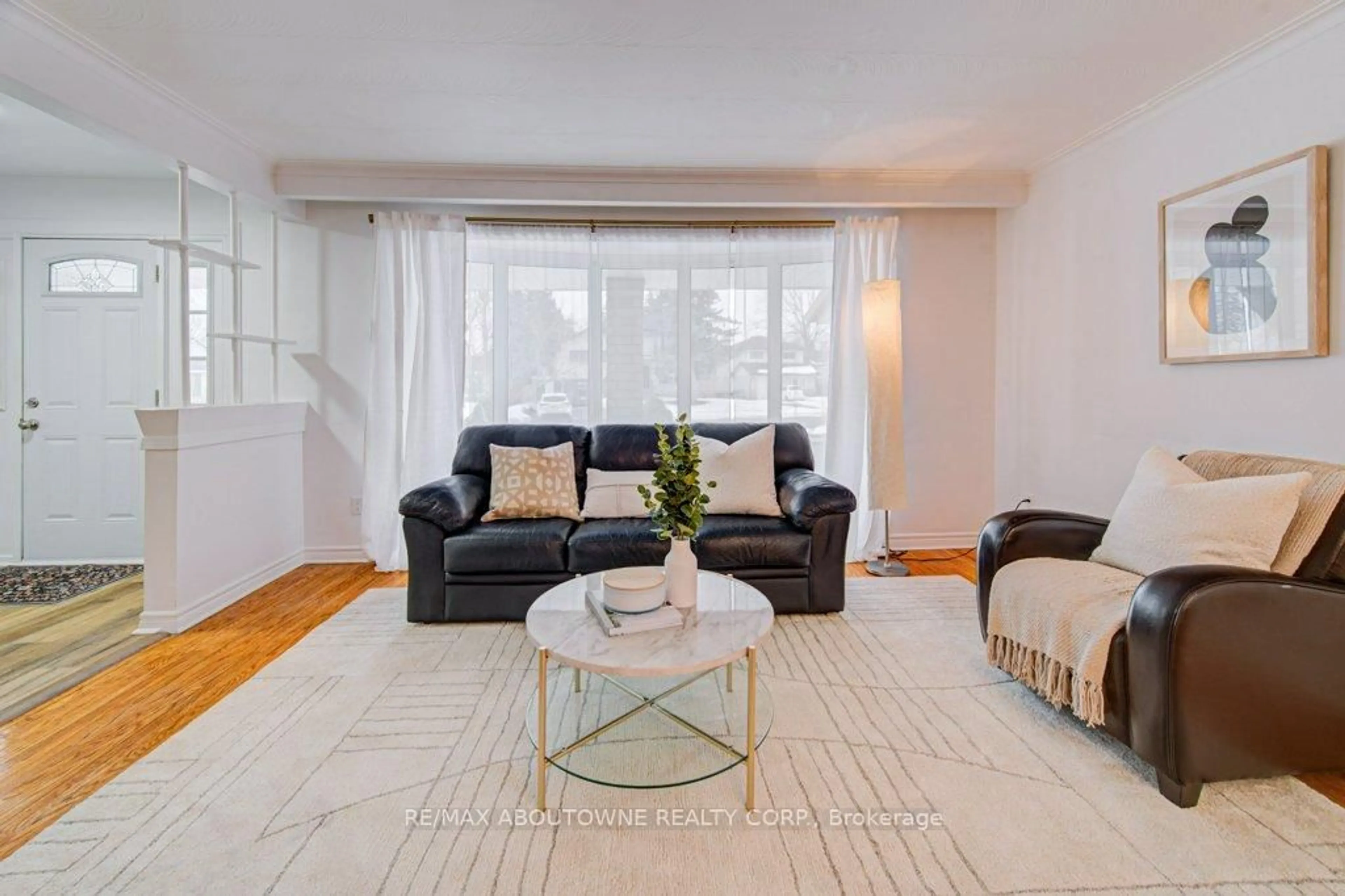 Living room with furniture, unknown for 1239 Montclair Dr, Oakville Ontario L6H 1Z3