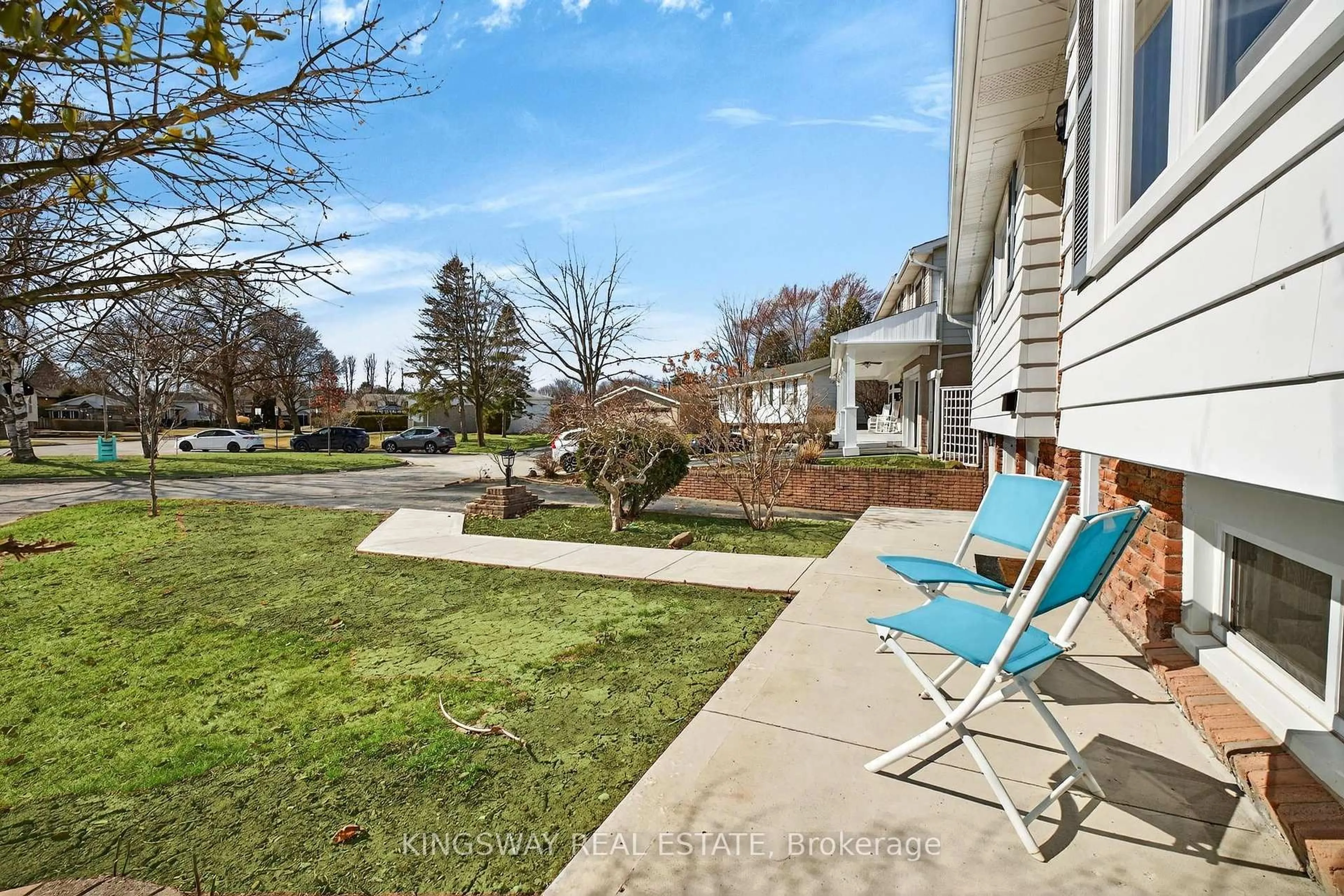 Patio, street for 602 Clare Pl, Burlington Ontario L7L 4Z7
