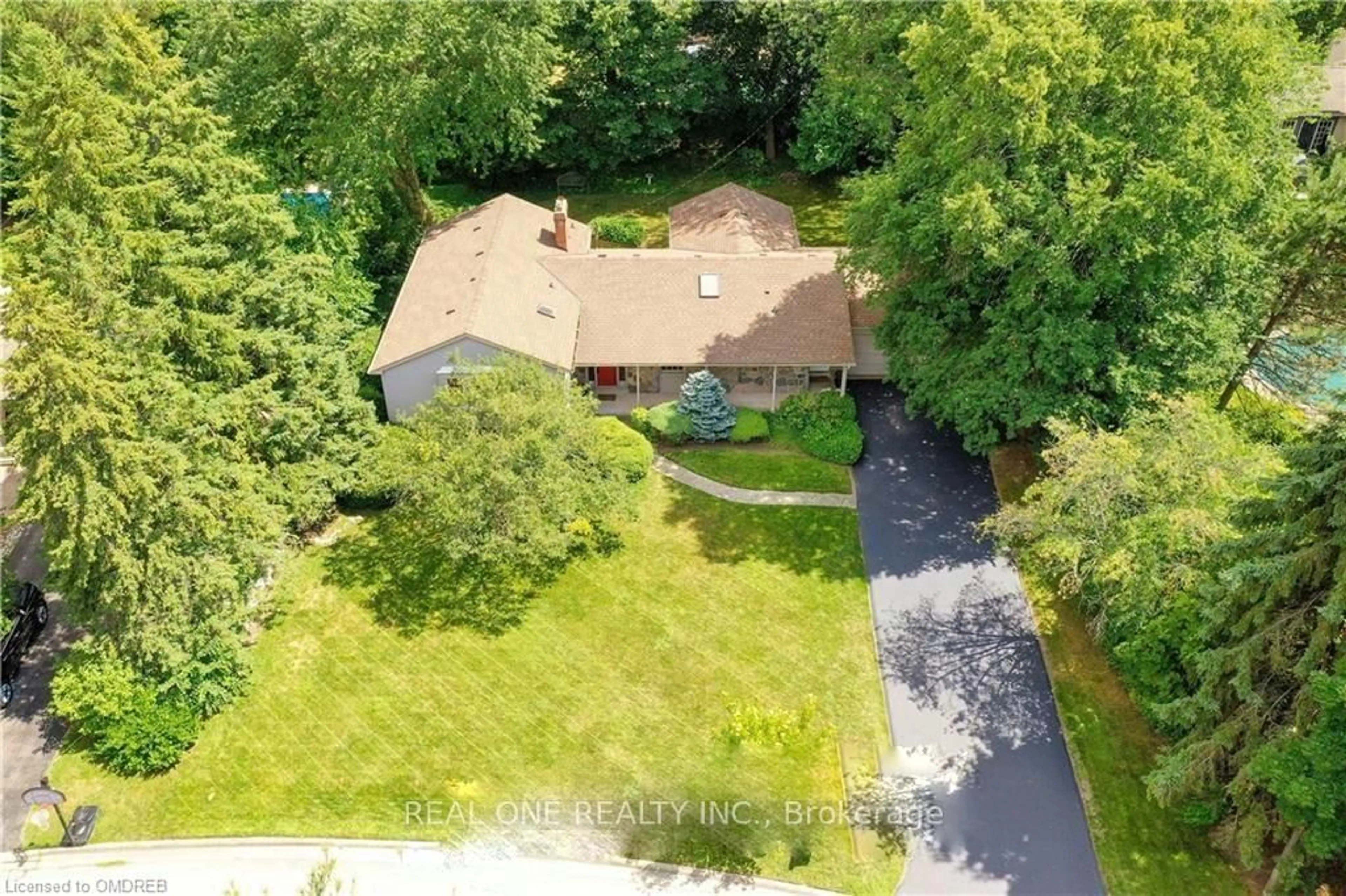 A pic from outside/outdoor area/front of a property/back of a property/a pic from drone, street for 262 Cardinal Dr, Oakville Ontario L6J 4P2