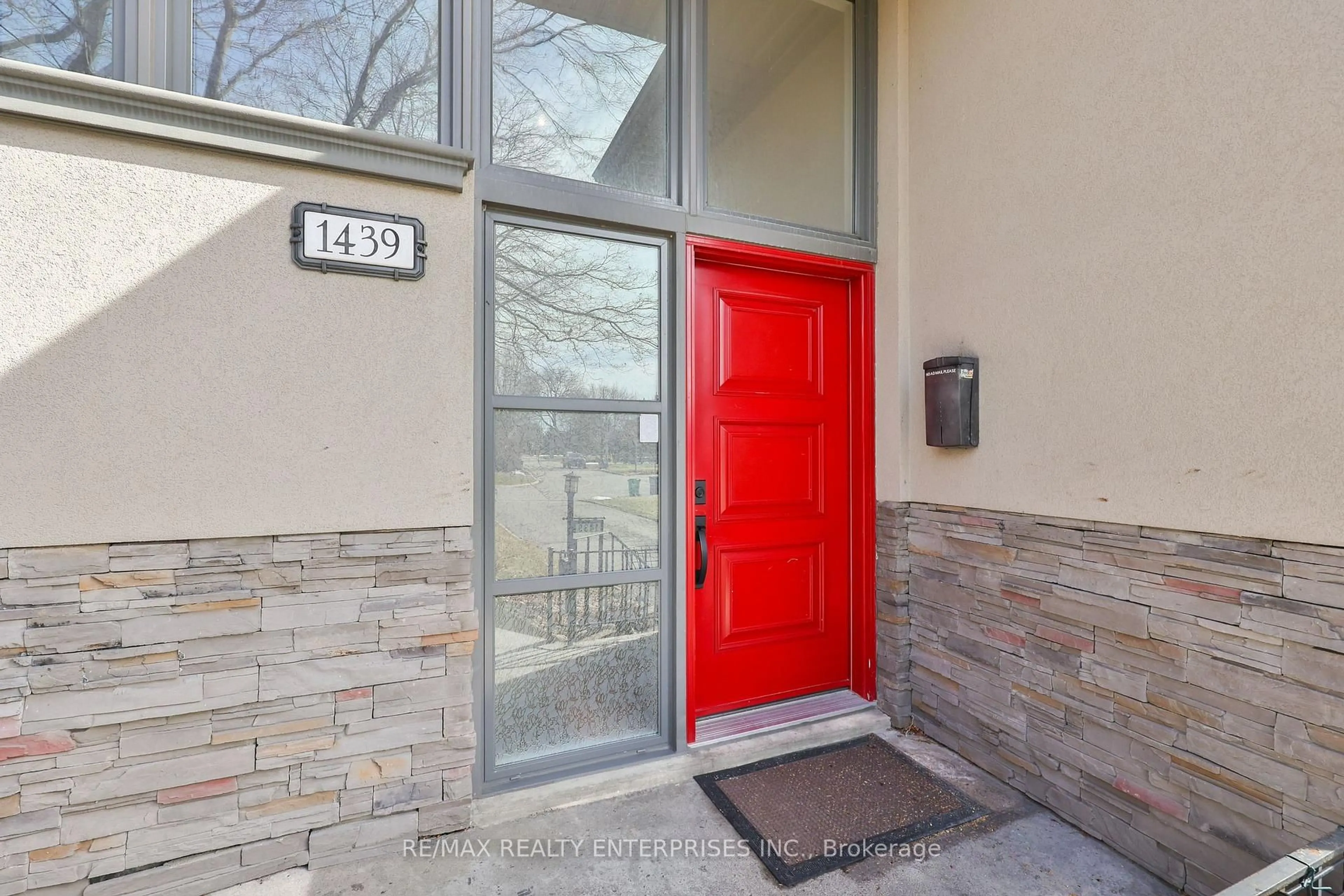 Indoor entryway for 1439 Larchview Tr, Mississauga Ontario L5E 3C2