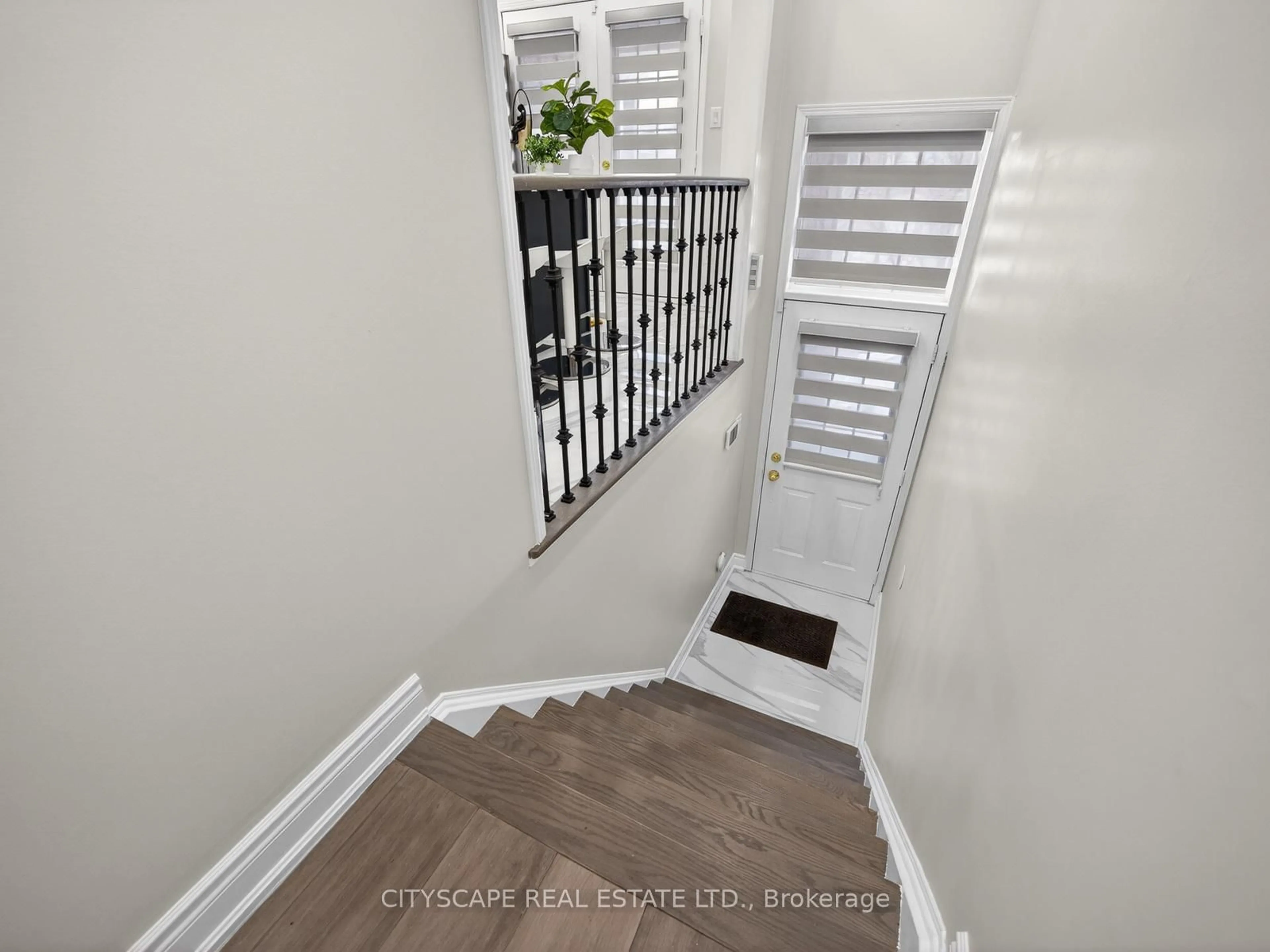 Indoor entryway for 601 Shoreline Dr #67, Mississauga Ontario L5B 4K7