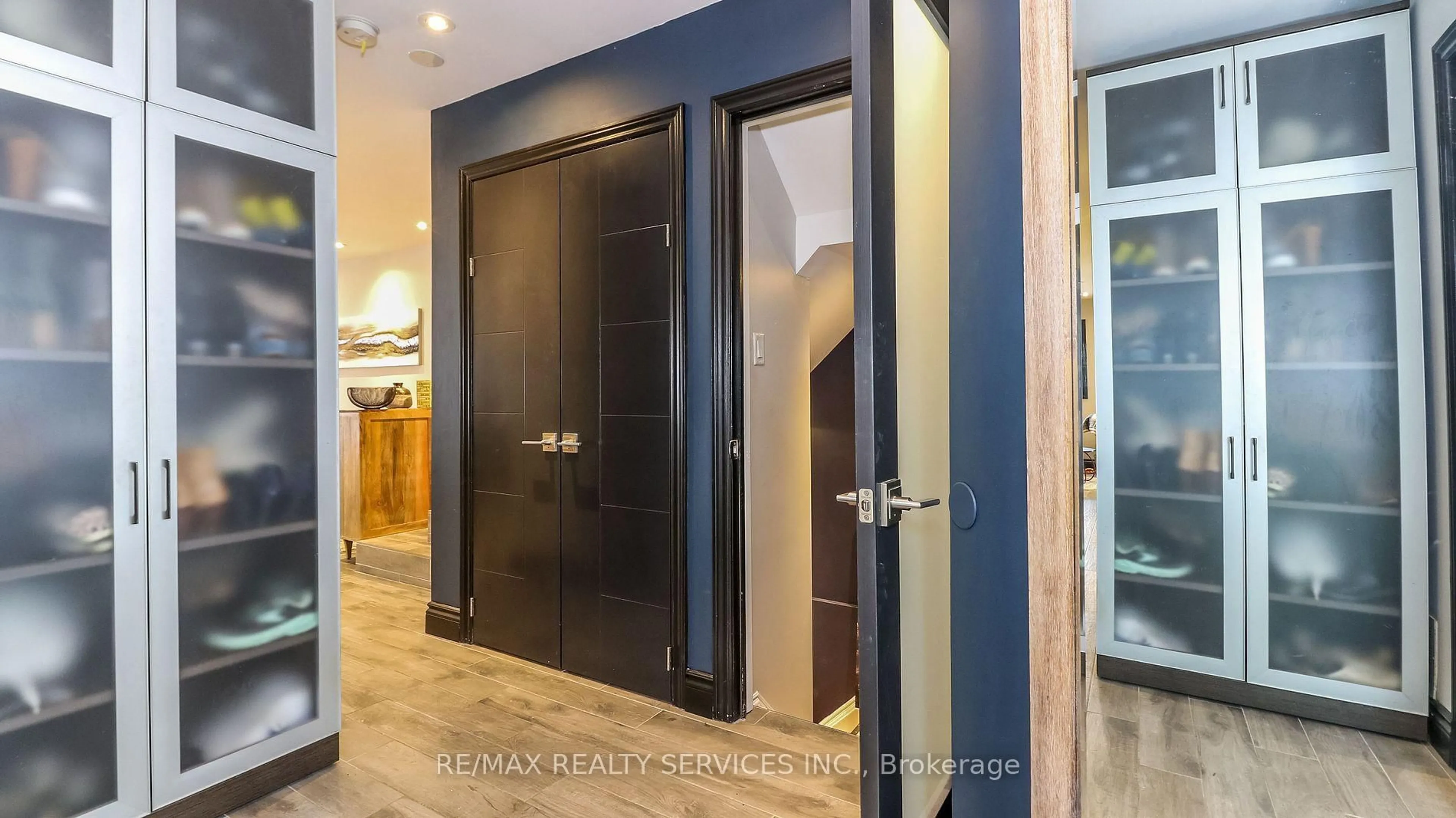 Indoor foyer for 20 Manett Cres, Brampton Ontario L6X 4X4