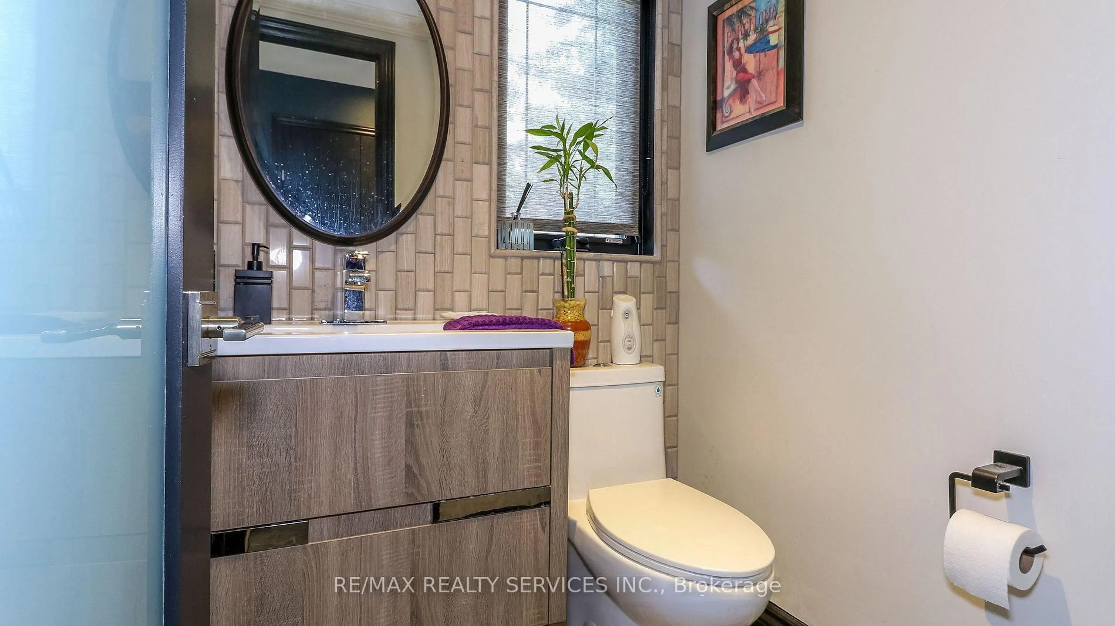 Standard bathroom, ceramic/tile floor for 20 Manett Cres, Brampton Ontario L6X 4X4