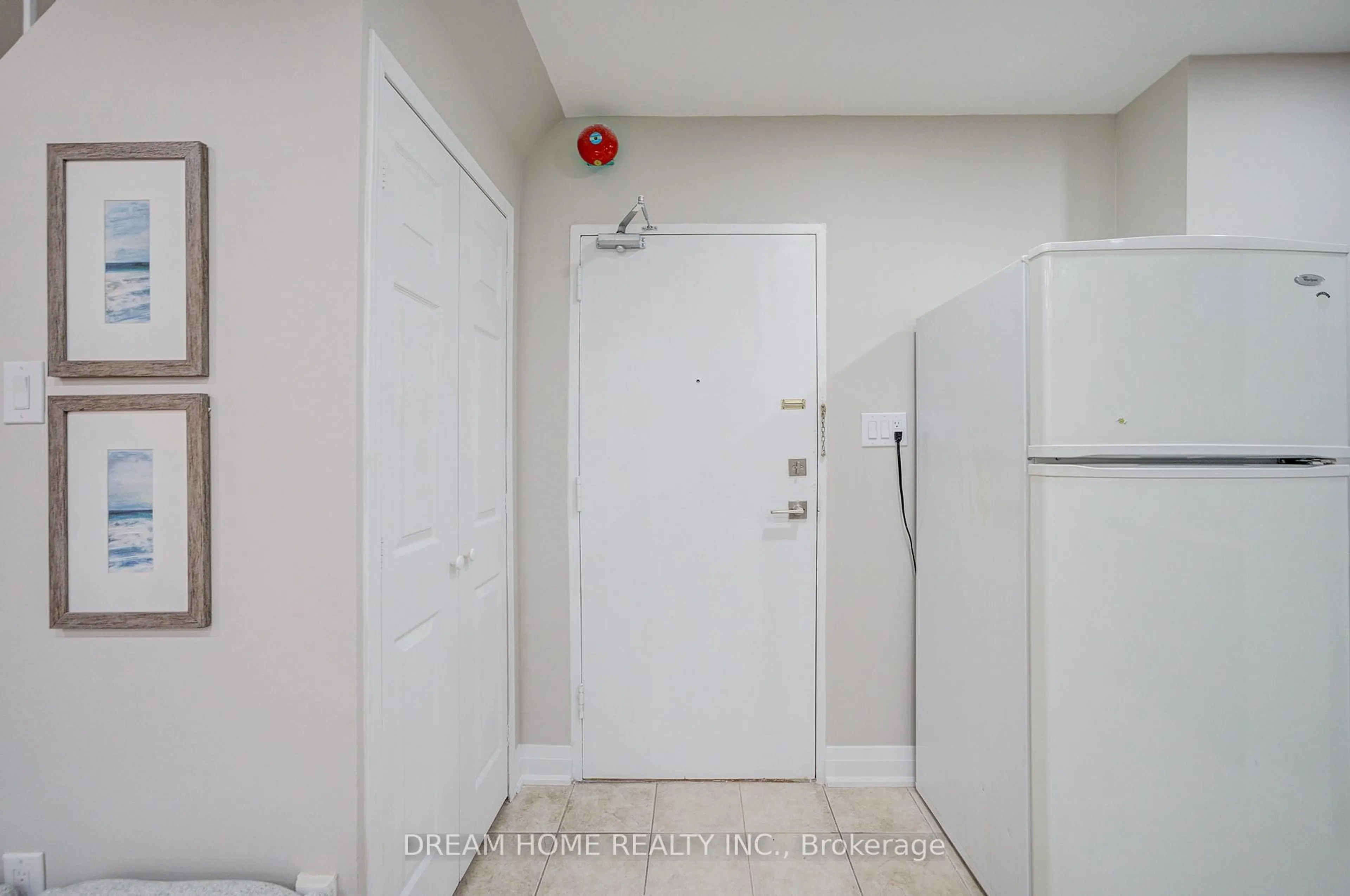 A pic of a room for 1395 Williamsport Dr #163, Mississauga Ontario L4X 2T4