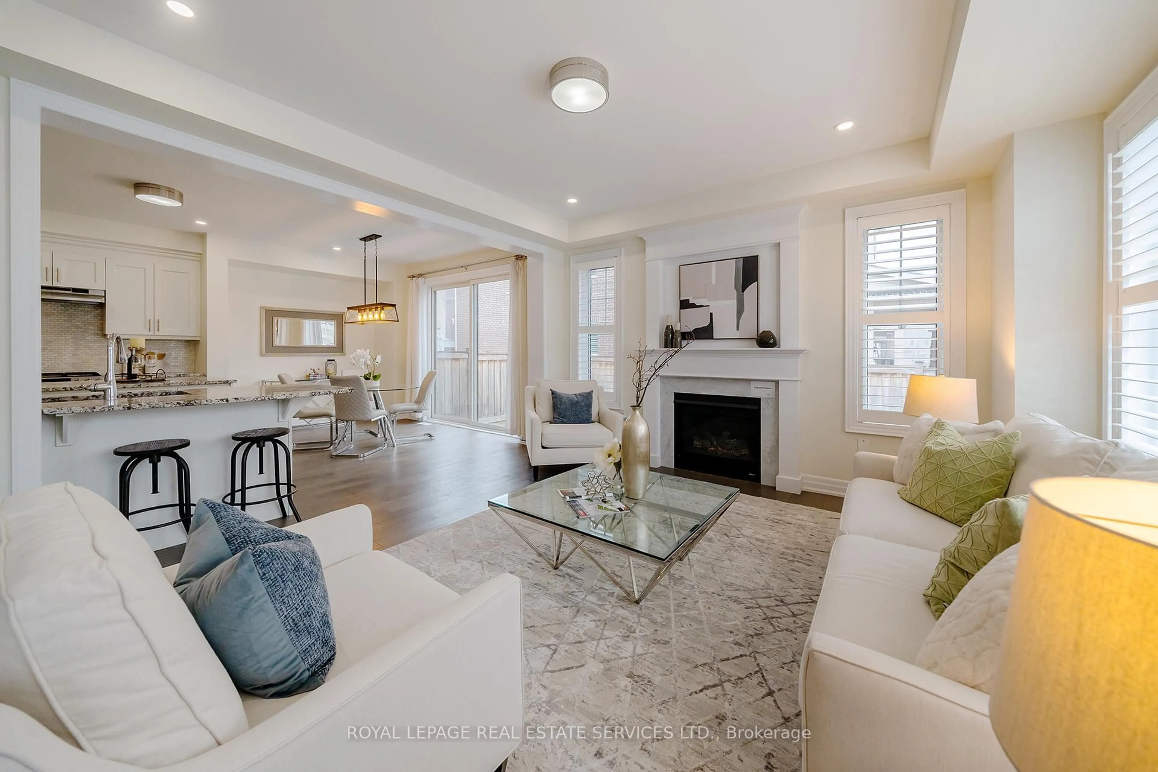 Living room with furniture, unknown for 3209 Daisy Way, Oakville Ontario L6M 1L4