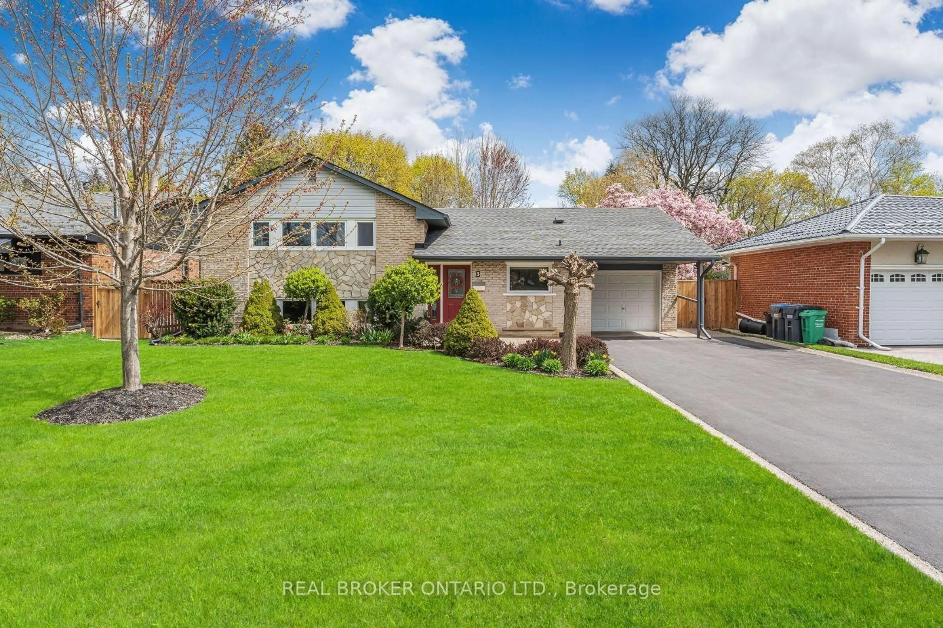 A pic from outside/outdoor area/front of a property/back of a property/a pic from drone, street for 3 Ellesboro Dr, Mississauga Ontario L5N 1B9