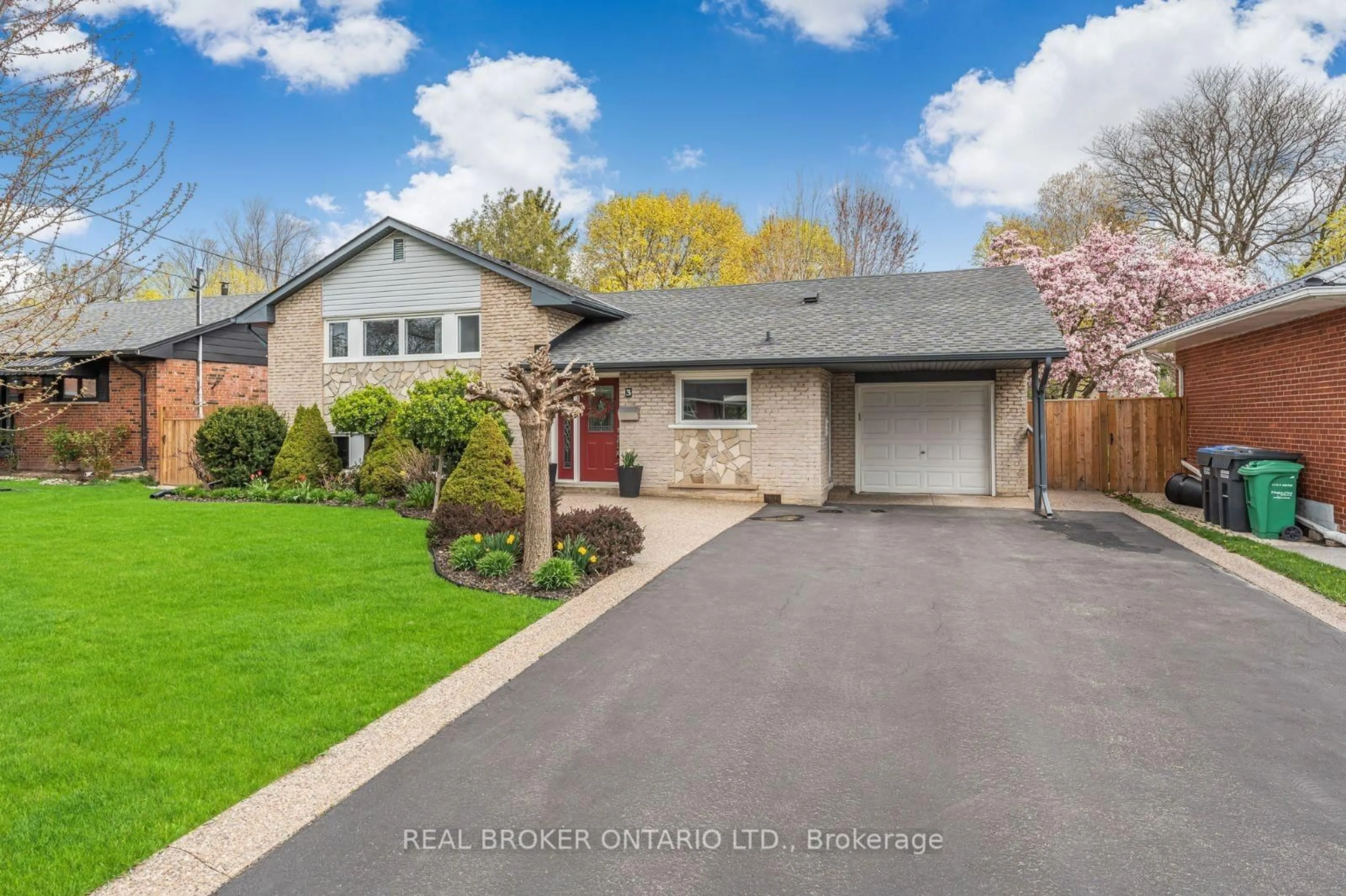 Home with brick exterior material, street for 3 Ellesboro Dr, Mississauga Ontario L5N 1B9