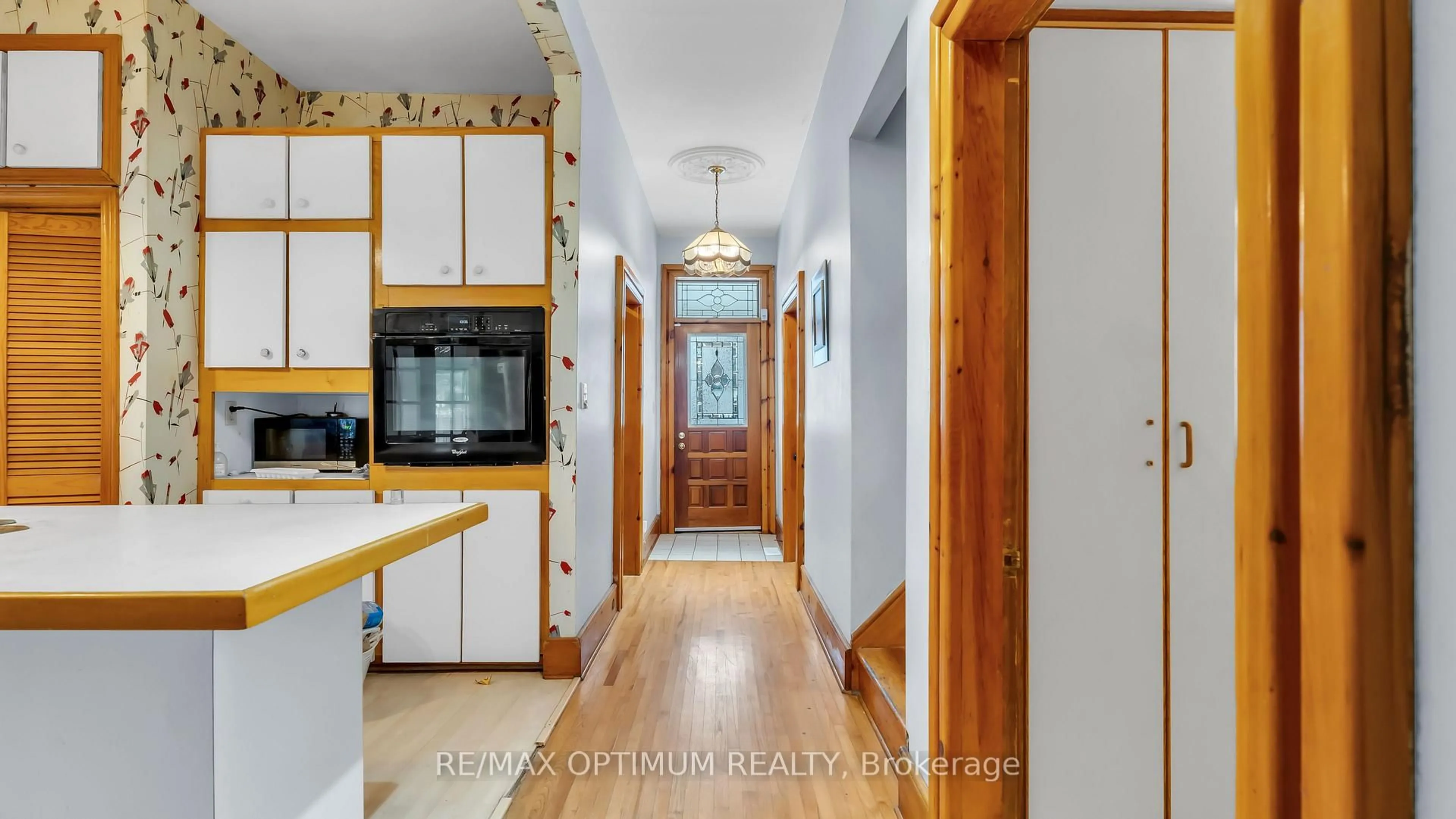 Indoor entryway for 4 Denison Ave, Brampton Ontario L6X 1E6