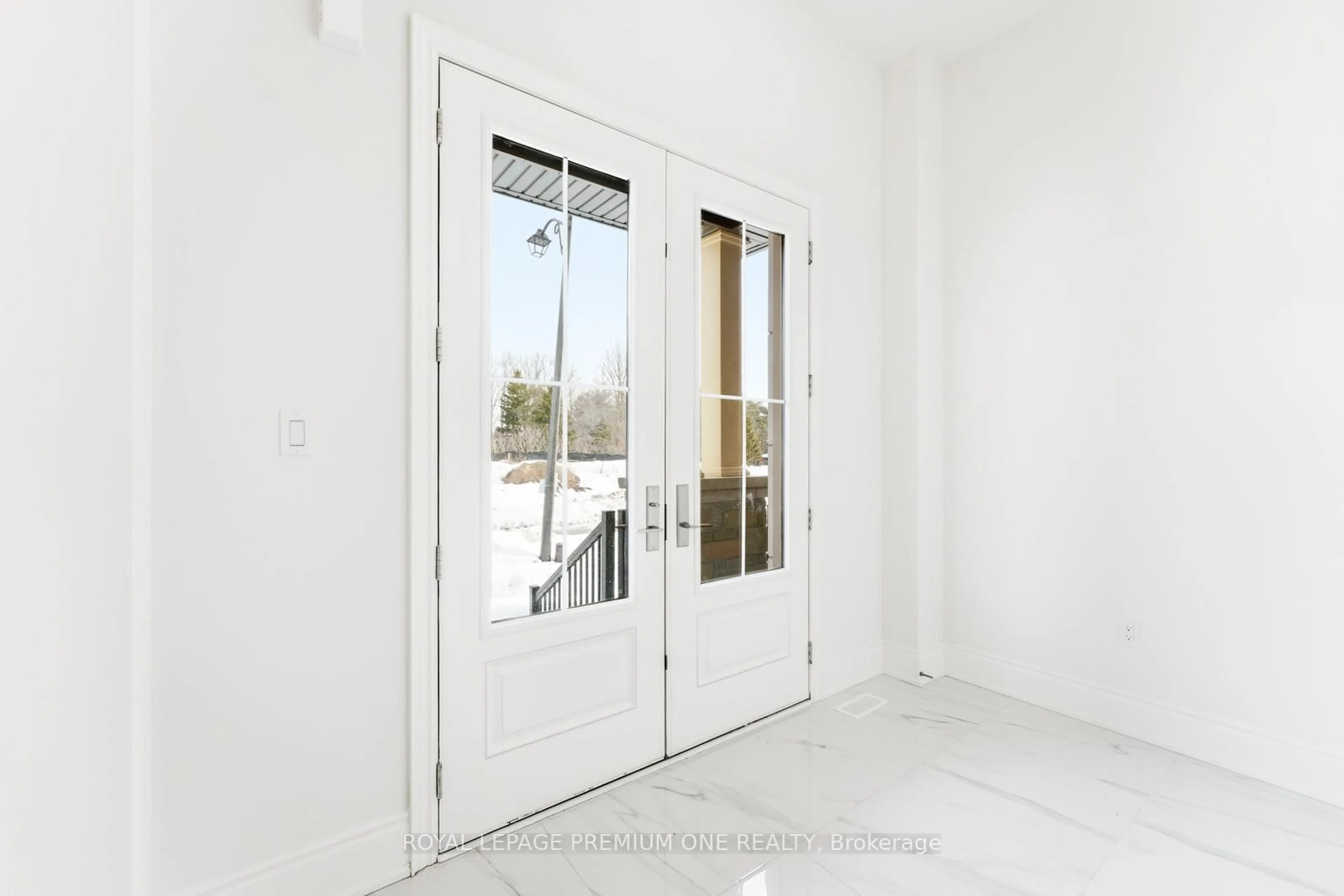 Indoor entryway for 8 Raspberry Ridge Ave, Caledon Ontario L7C 1R5