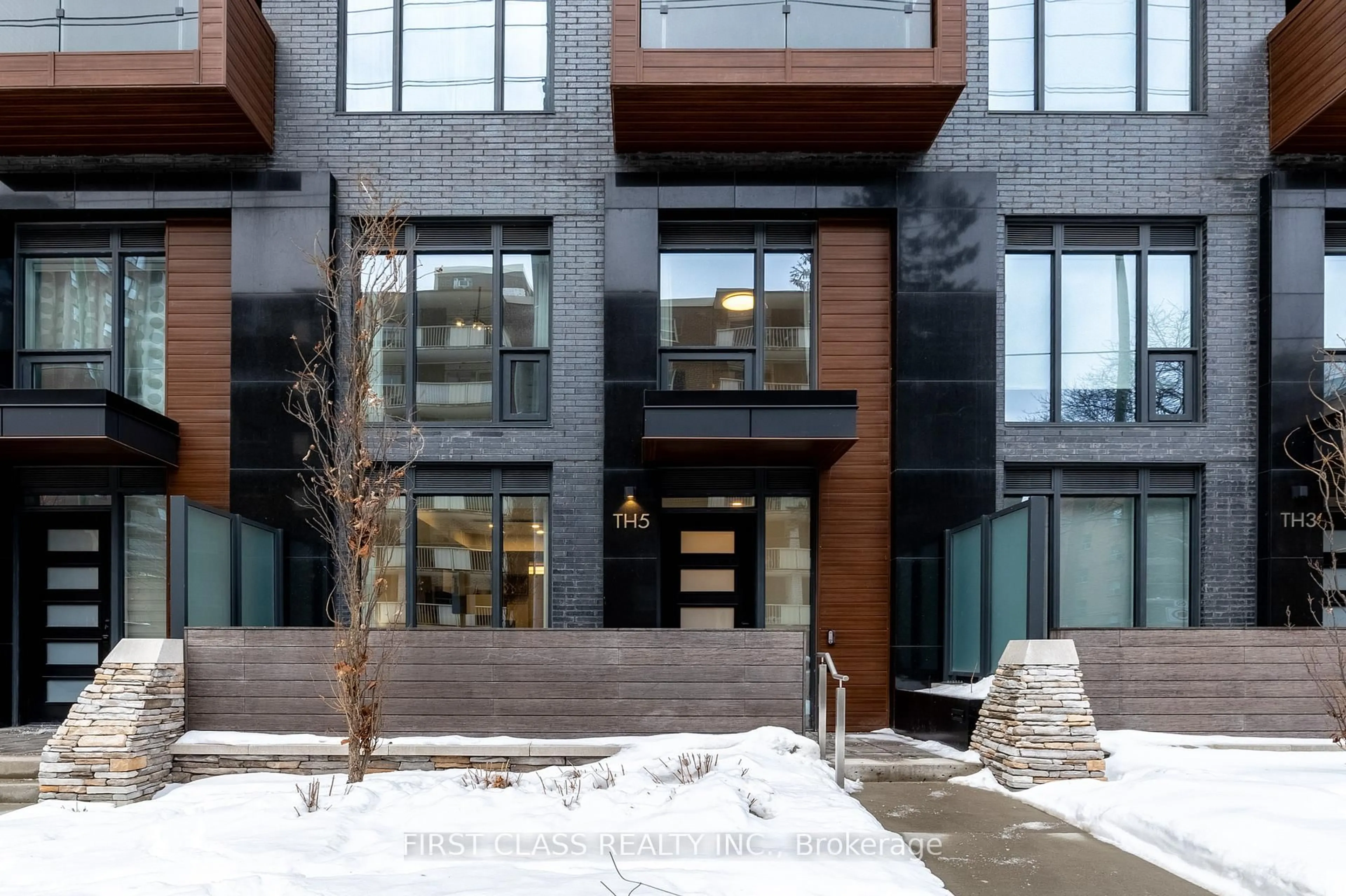 Home with brick exterior material, street for 21 Park St #TH05, Mississauga Ontario L5G 0C2