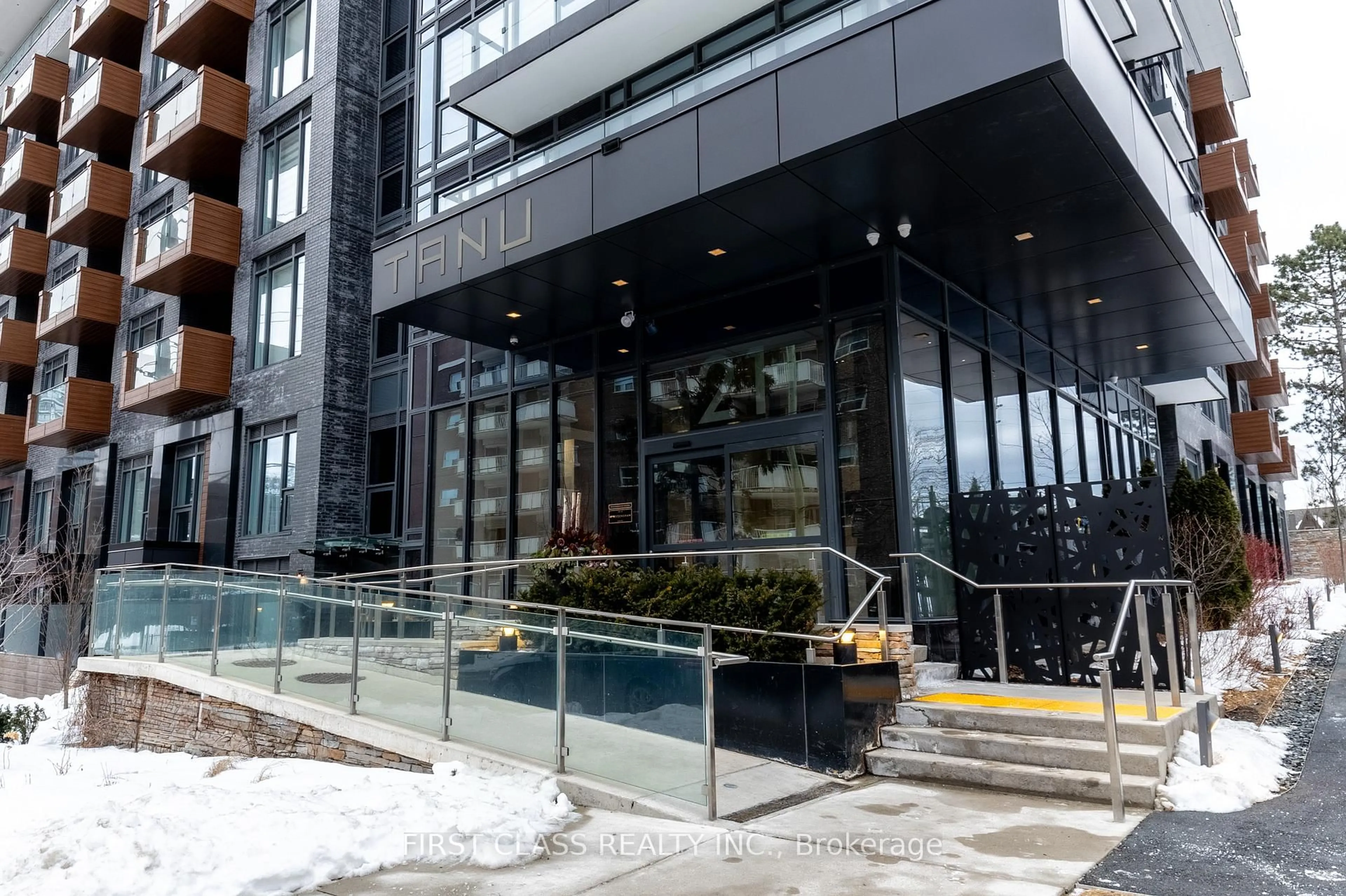 Indoor foyer for 21 Park St #TH05, Mississauga Ontario L5G 0C2