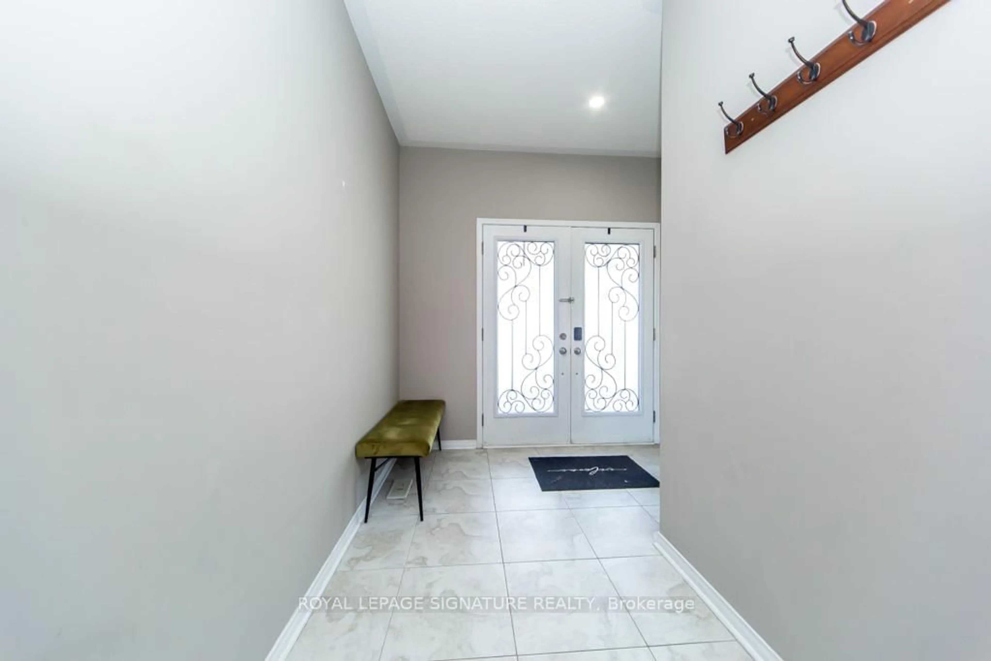 Indoor entryway for 3260 Sealey Cres, Burlington Ontario L7M 0J6