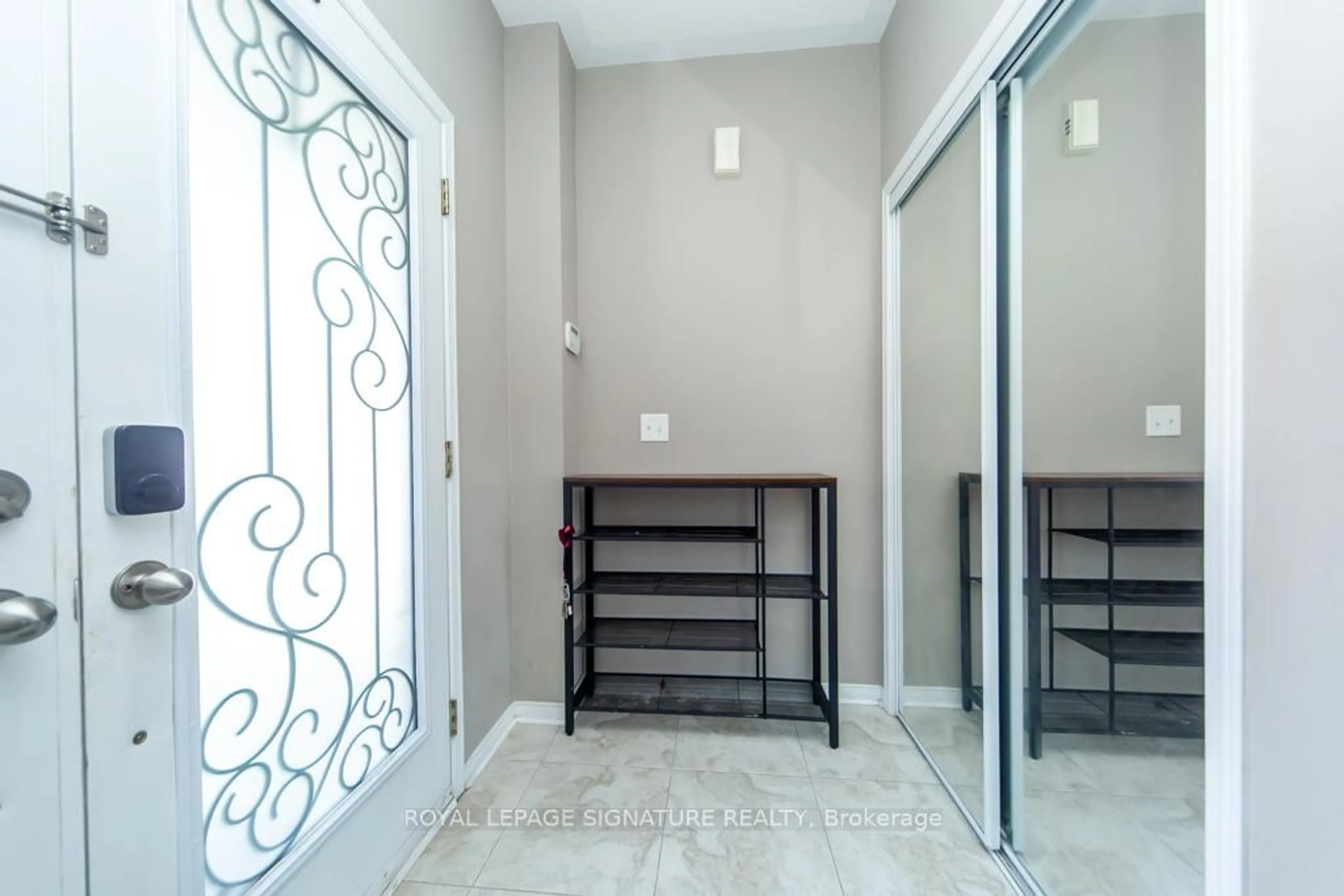 Indoor foyer for 3260 Sealey Cres, Burlington Ontario L7M 0J6