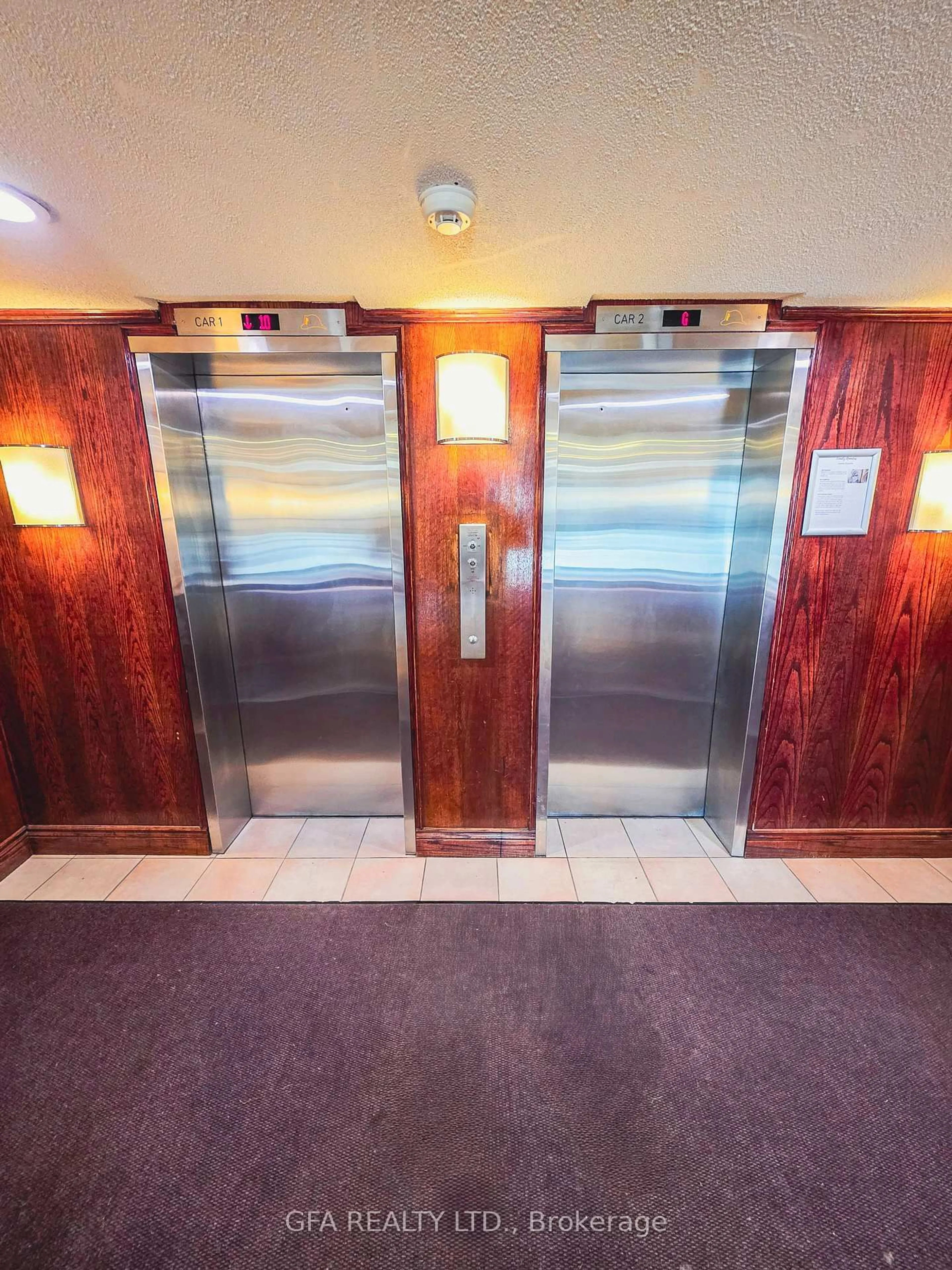 Indoor foyer for 3145 Queen Frederica Dr #806, Mississauga Ontario L4Y 3A7