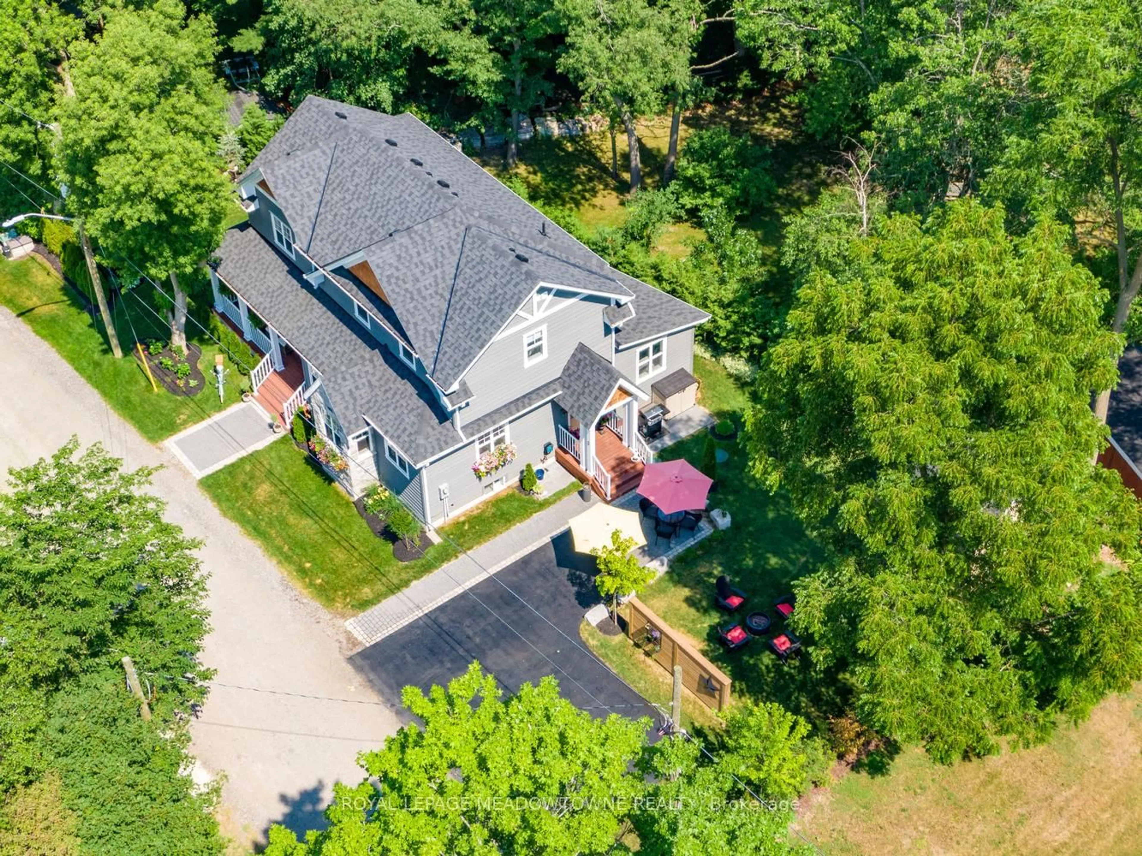 A pic from outside/outdoor area/front of a property/back of a property/a pic from drone, street for 2 Bennett Pl, Halton Hills Ontario L7G 2X7