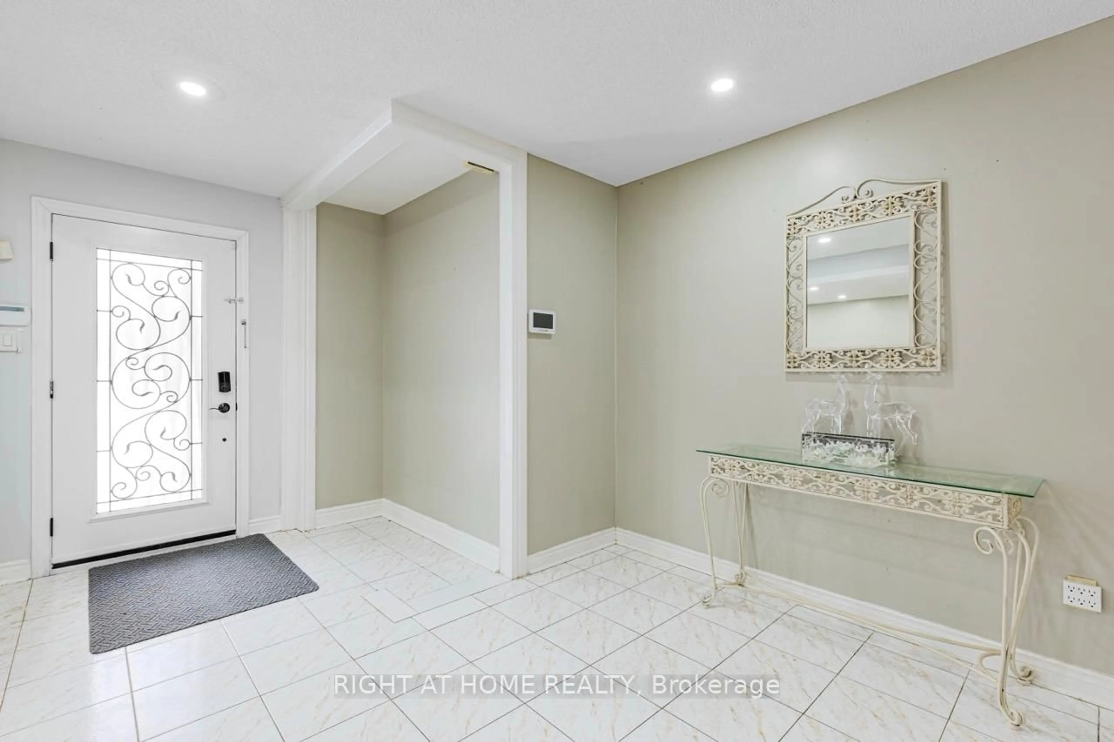 Indoor entryway for 3391 Cajun Cres, Mississauga Ontario L5L 5T8