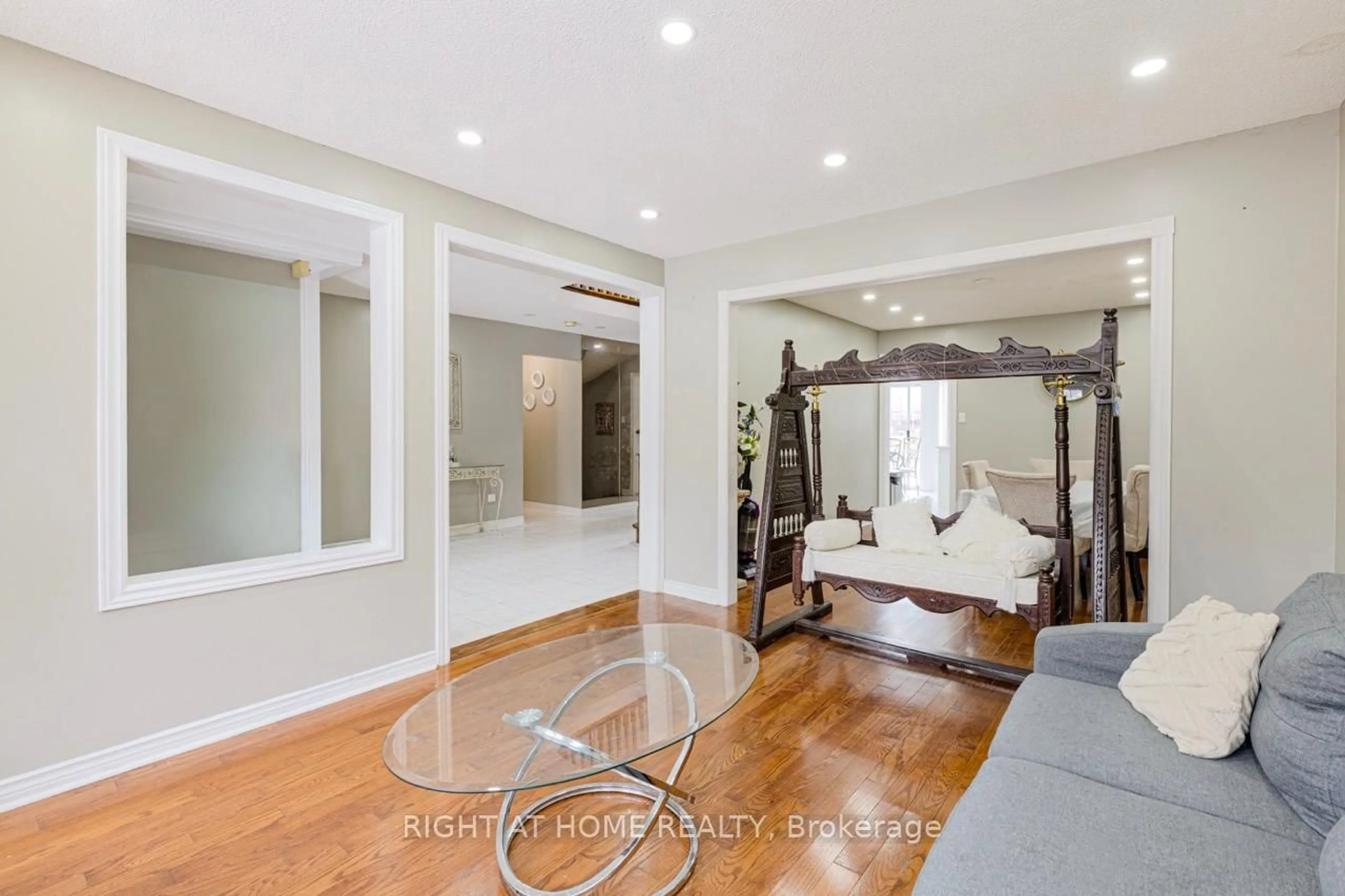 Indoor entryway for 3391 Cajun Cres, Mississauga Ontario L5L 5T8