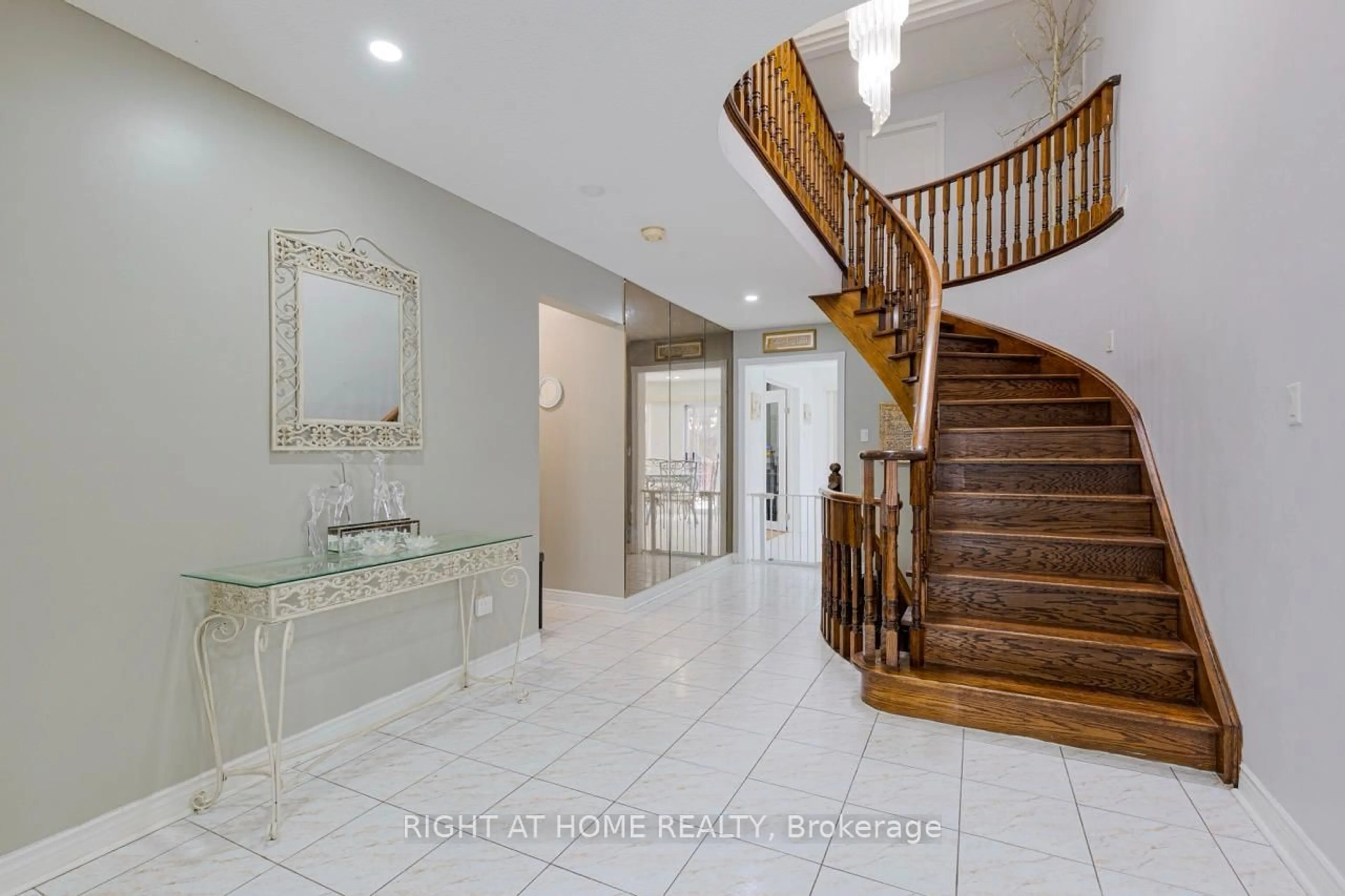 Indoor foyer for 3391 Cajun Cres, Mississauga Ontario L5L 5T8