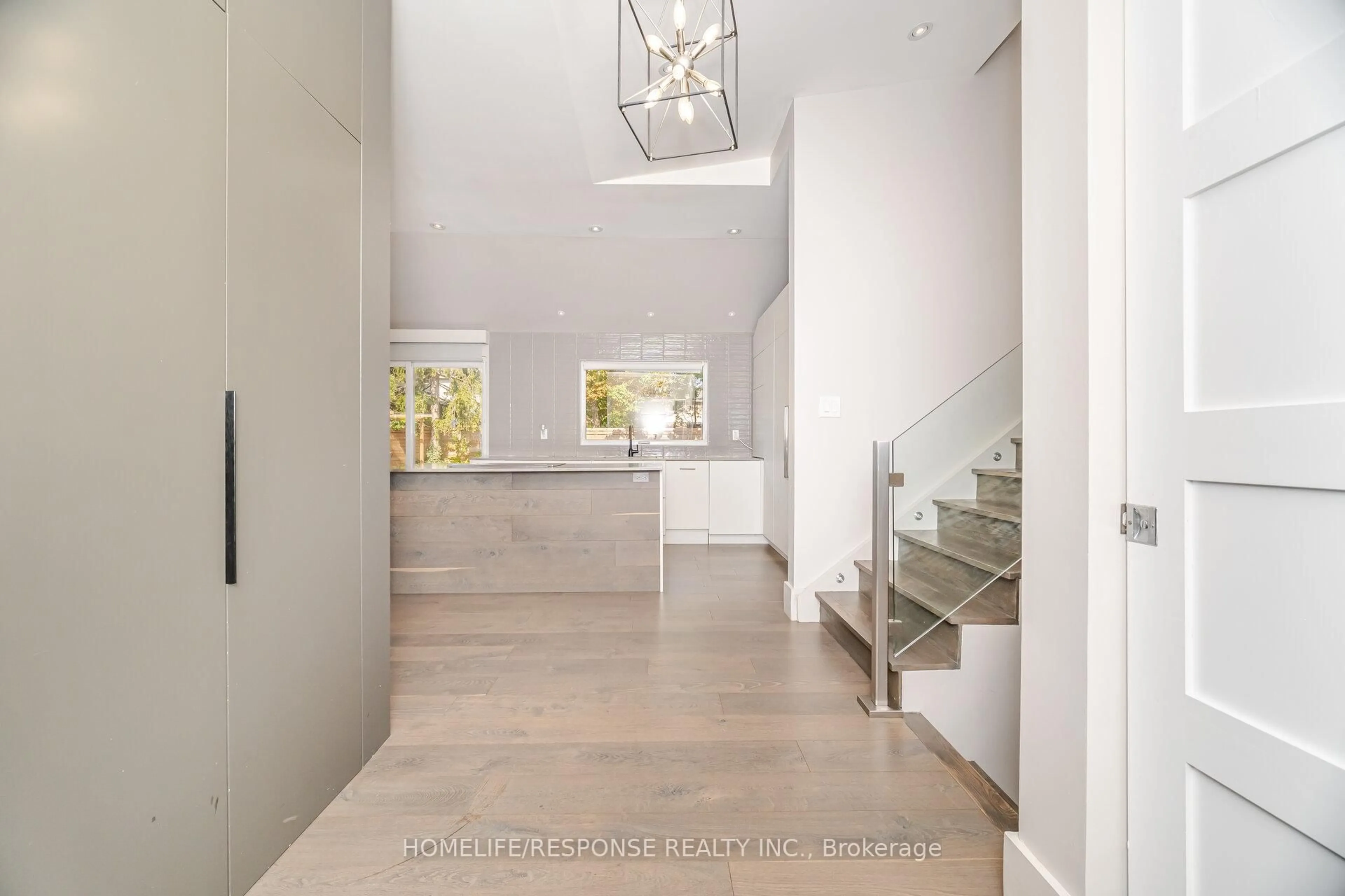 Unknown for 5011 Spruce Ave, Burlington Ontario L7L 1M6