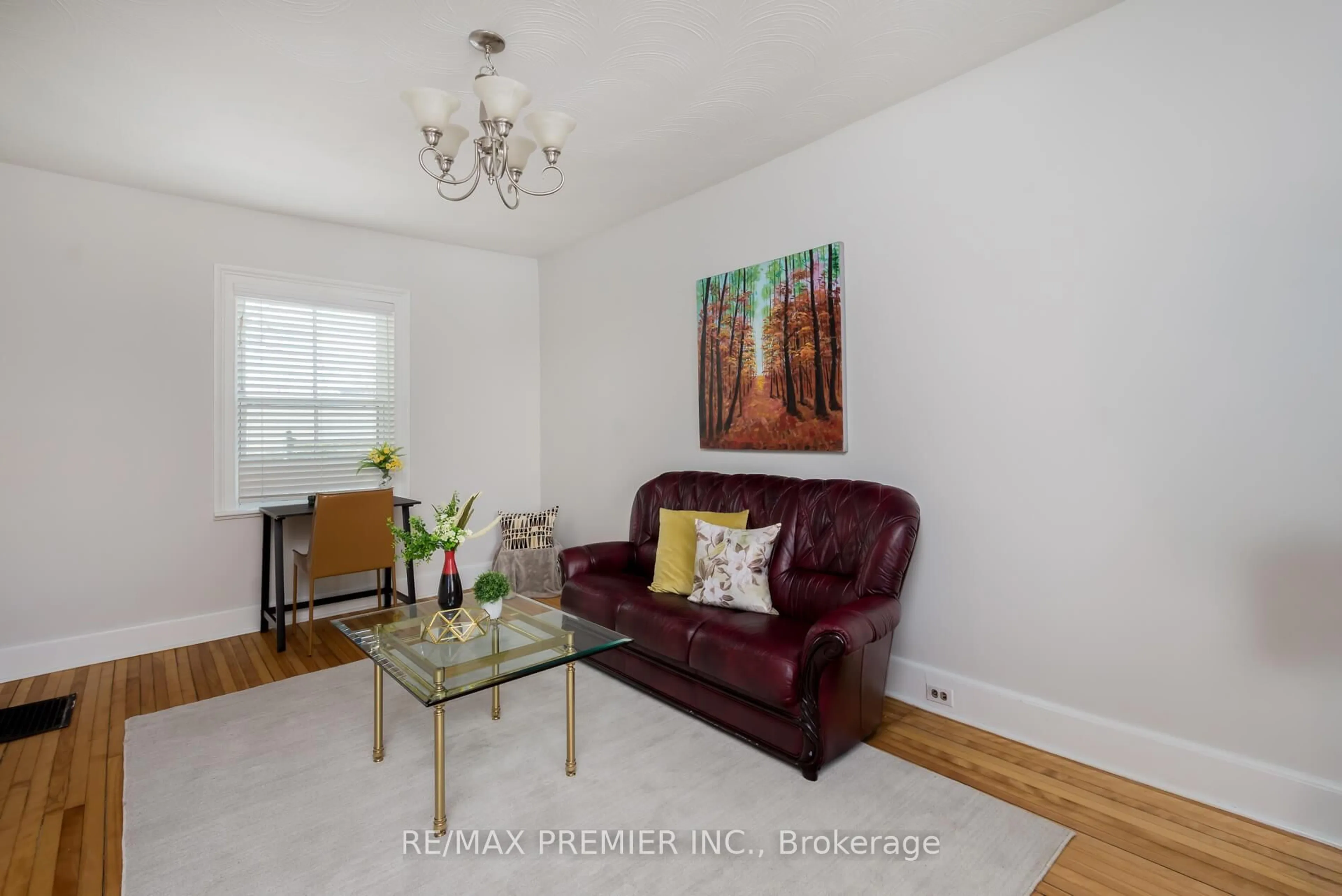 Living room with furniture, wood/laminate floor for 15 Elizabeth St, Brampton Ontario L6X 1S1