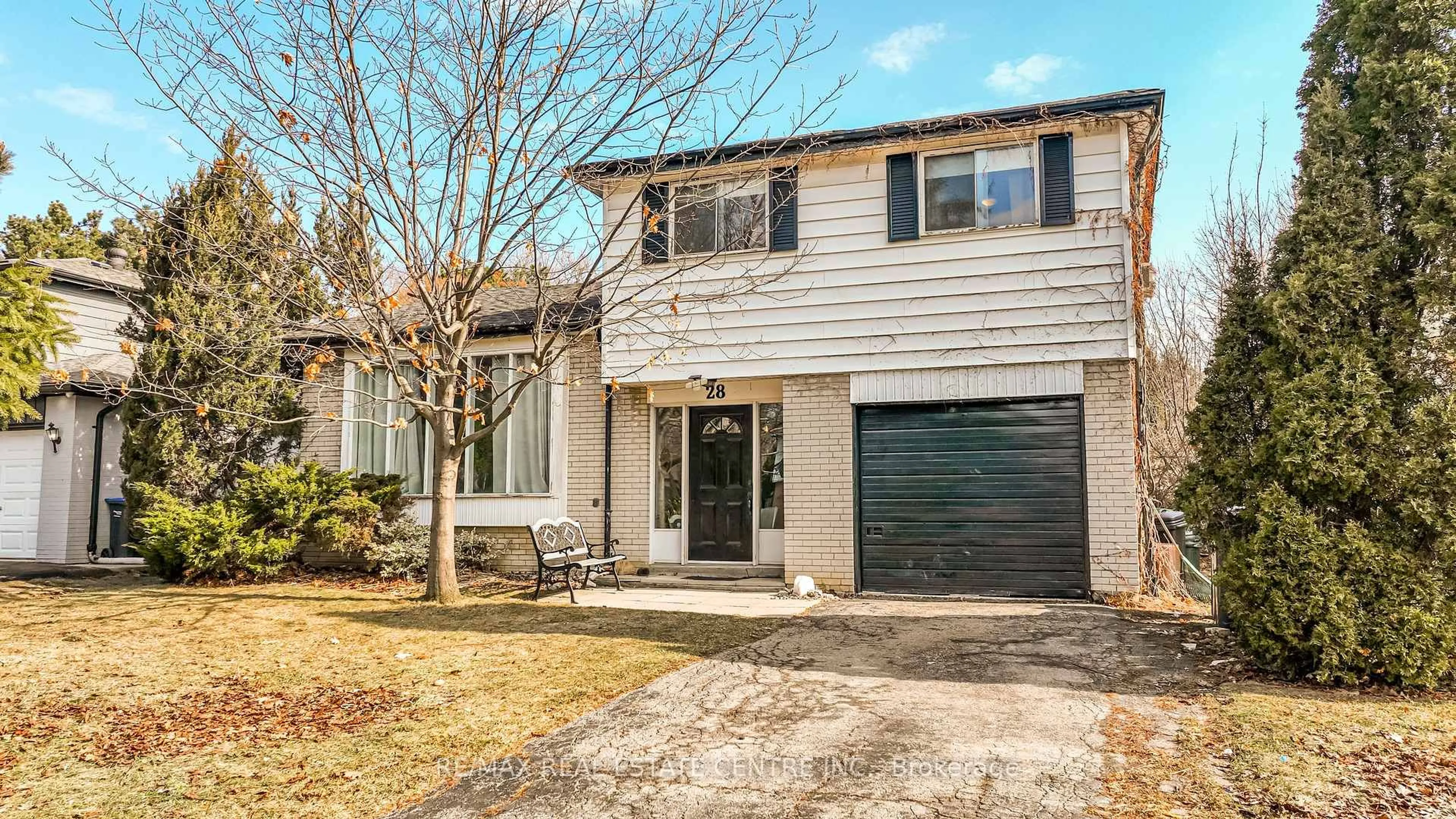 Home with vinyl exterior material, street for 28 Cavendish Cres, Brampton Ontario L6T 1Z4