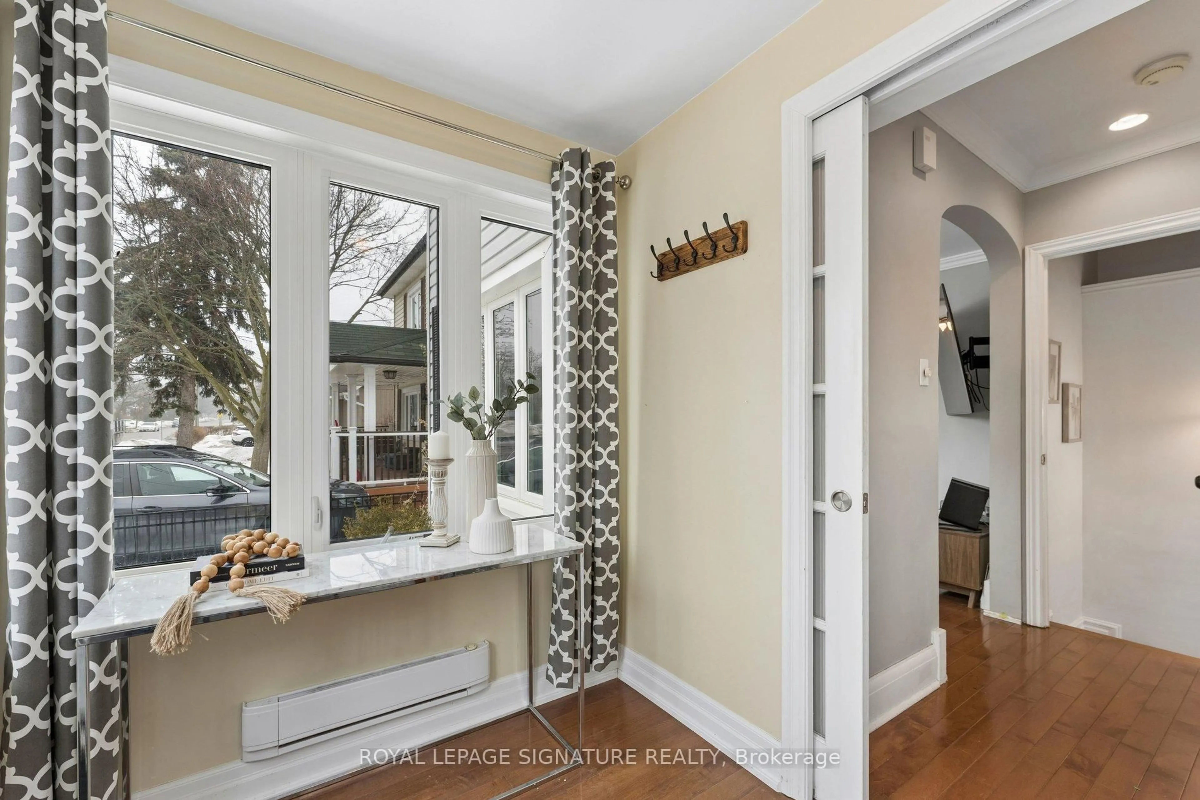 Indoor entryway for 71 English St, Brampton Ontario L6X 1L5