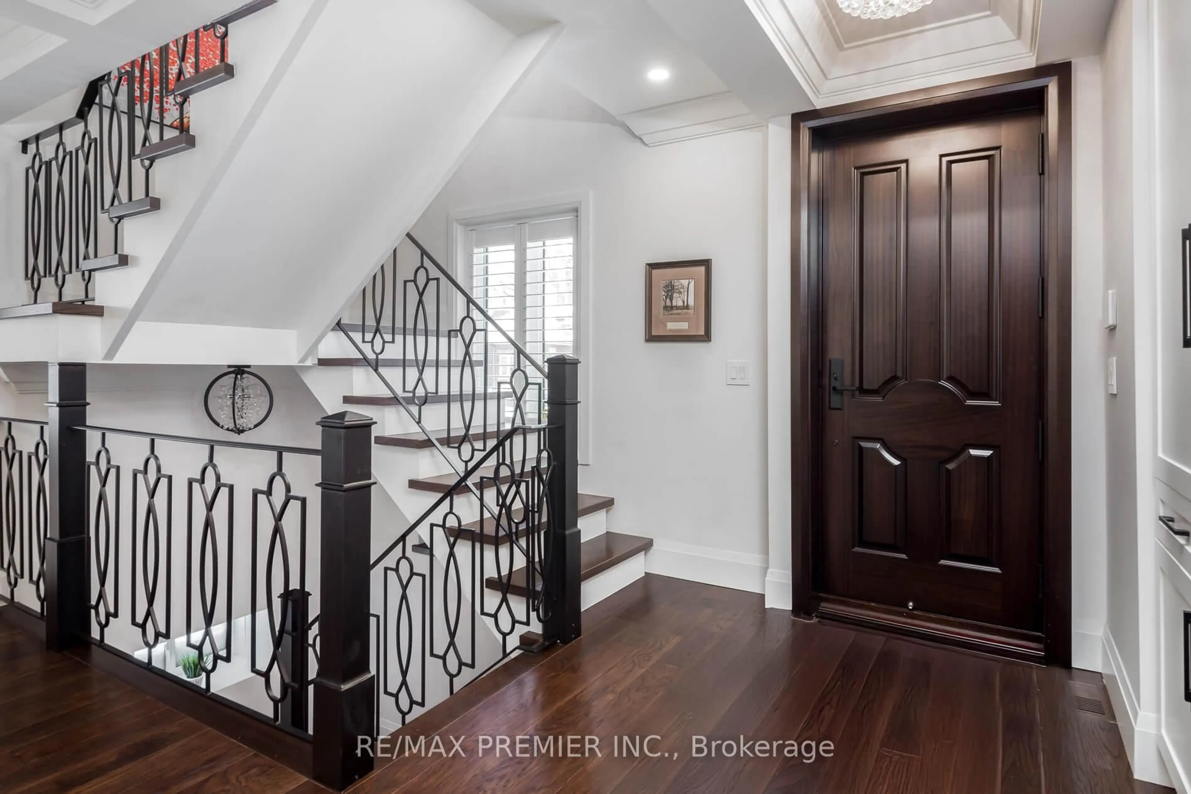 Indoor entryway for 21 Elizabeth St, Brampton Ontario L6X 1S1