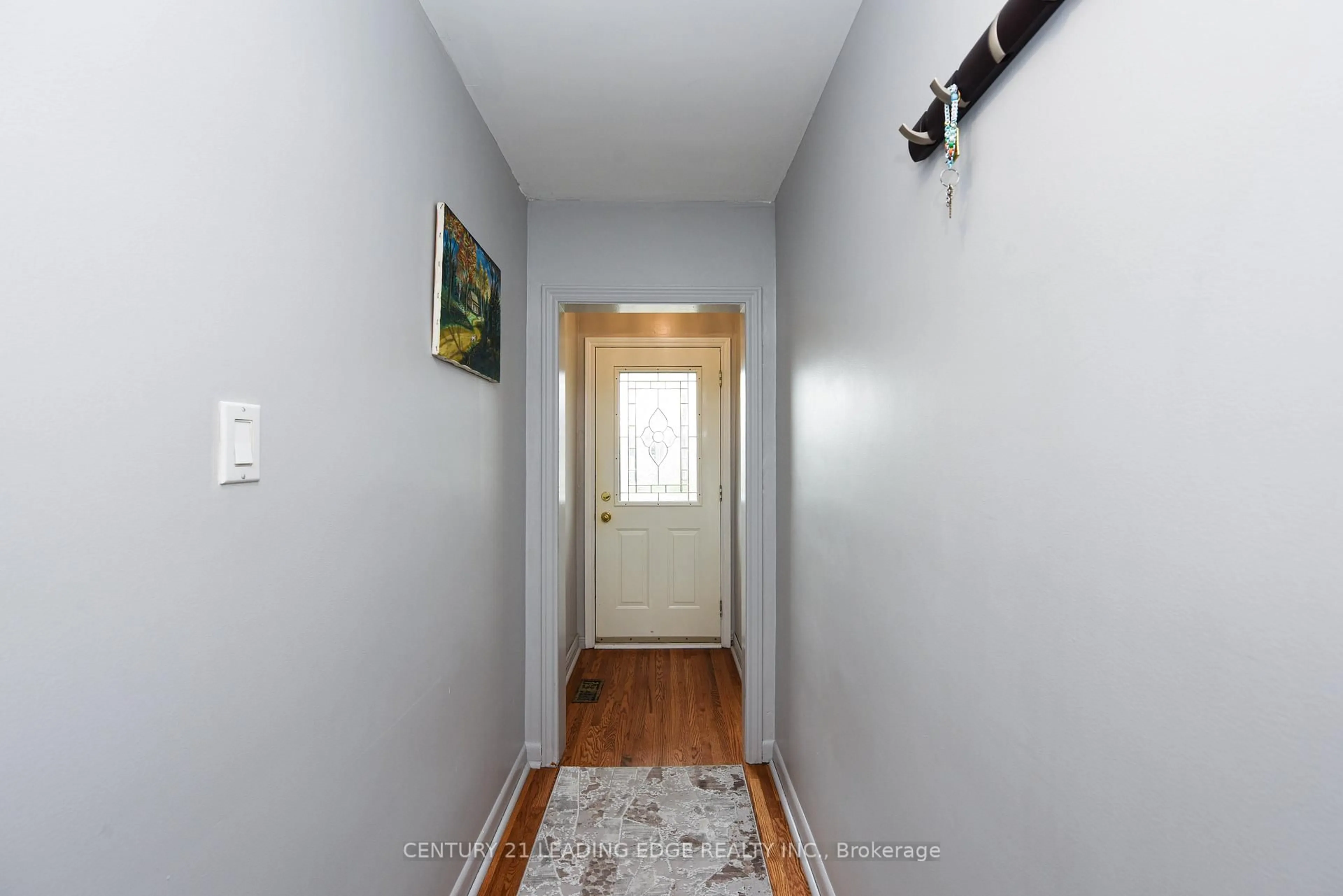 Indoor entryway for 34 Paragon Rd, Toronto Ontario M9R 1J8
