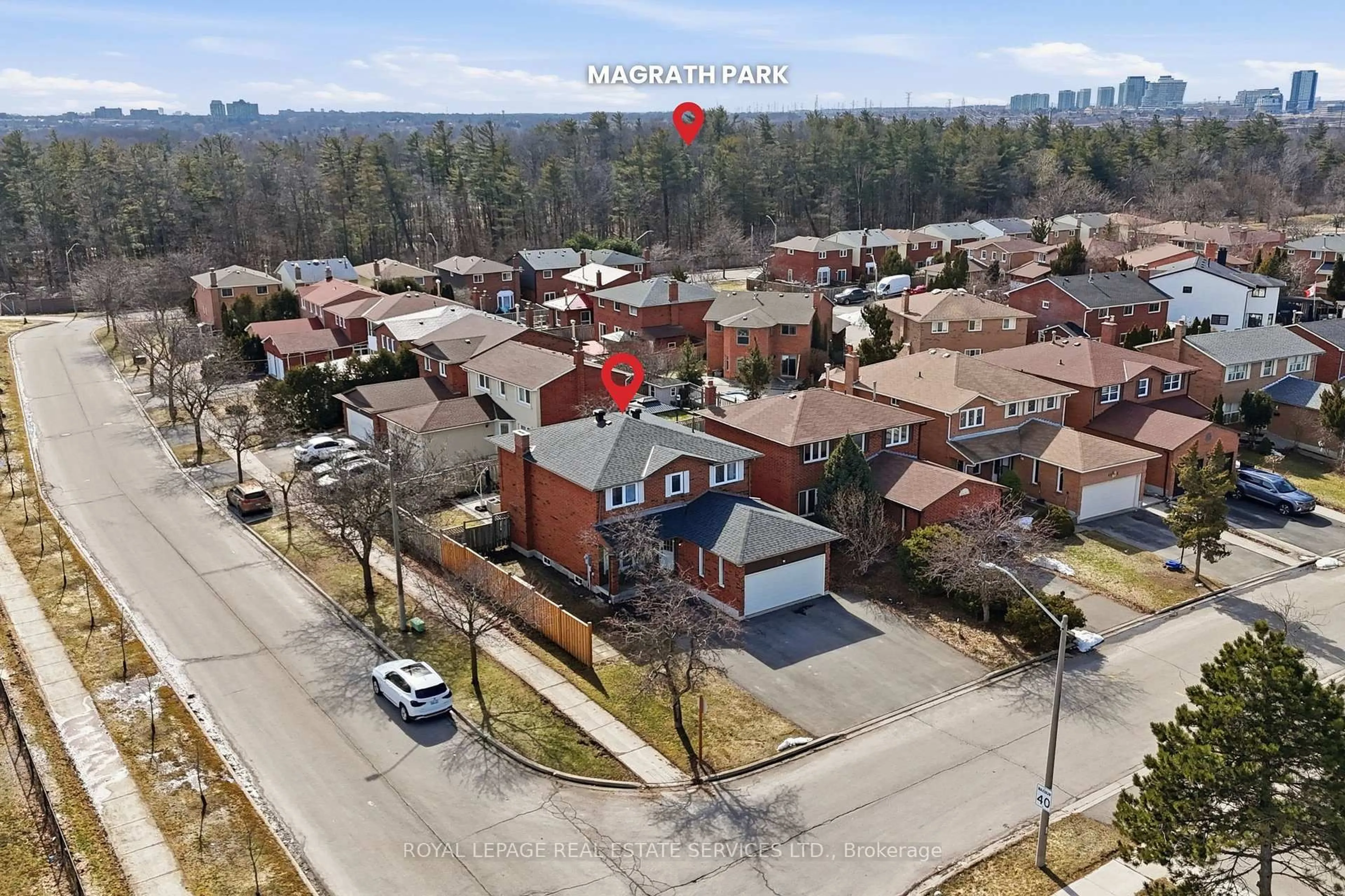 A pic from outside/outdoor area/front of a property/back of a property/a pic from drone, street for 4134 Murray Hill Cres, Mississauga Ontario L5C 4H8