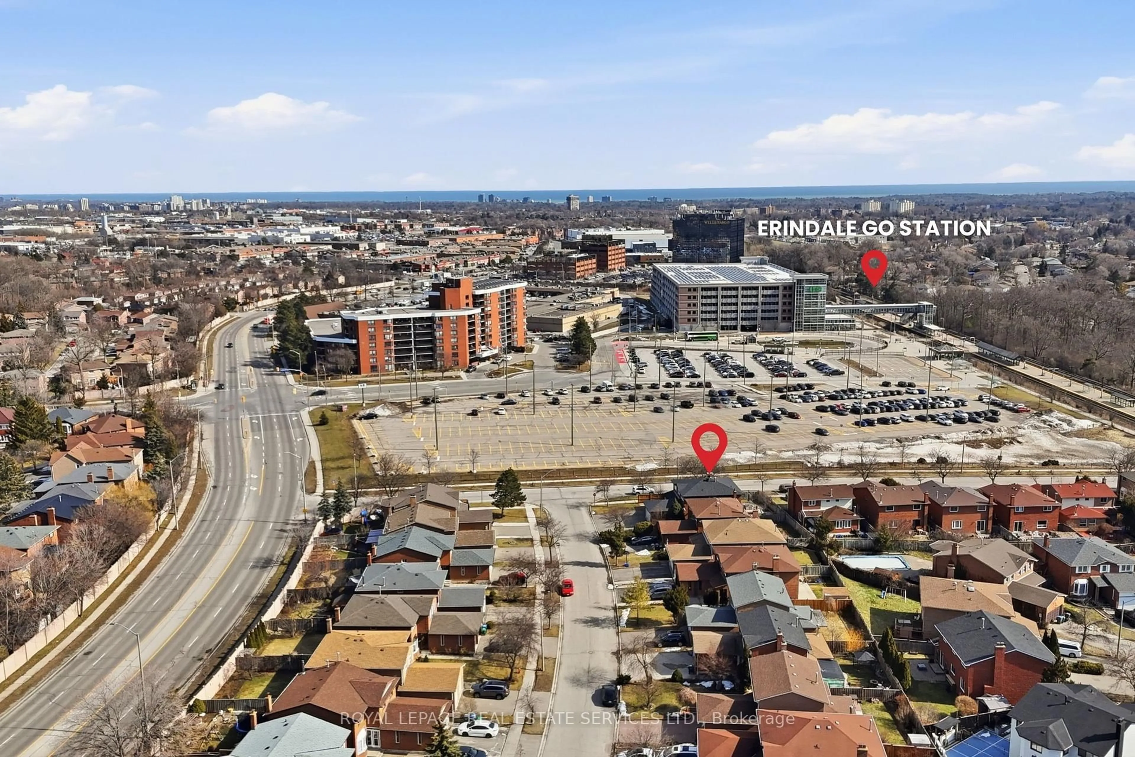 A pic from outside/outdoor area/front of a property/back of a property/a pic from drone, street for 4134 Murray Hill Cres, Mississauga Ontario L5C 4H8