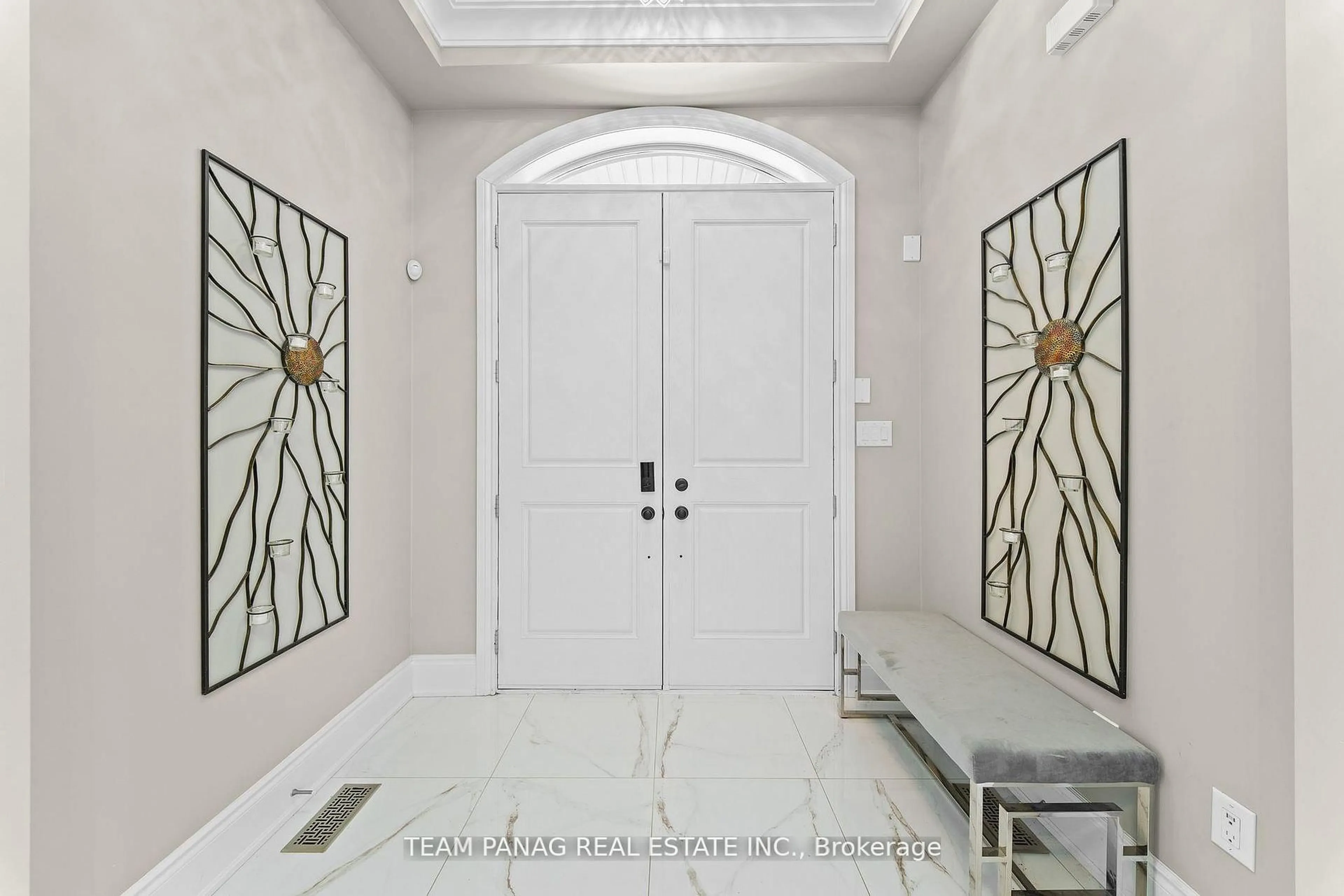 Indoor entryway for 26 Adonis Clse, Brampton Ontario L6P 4K4