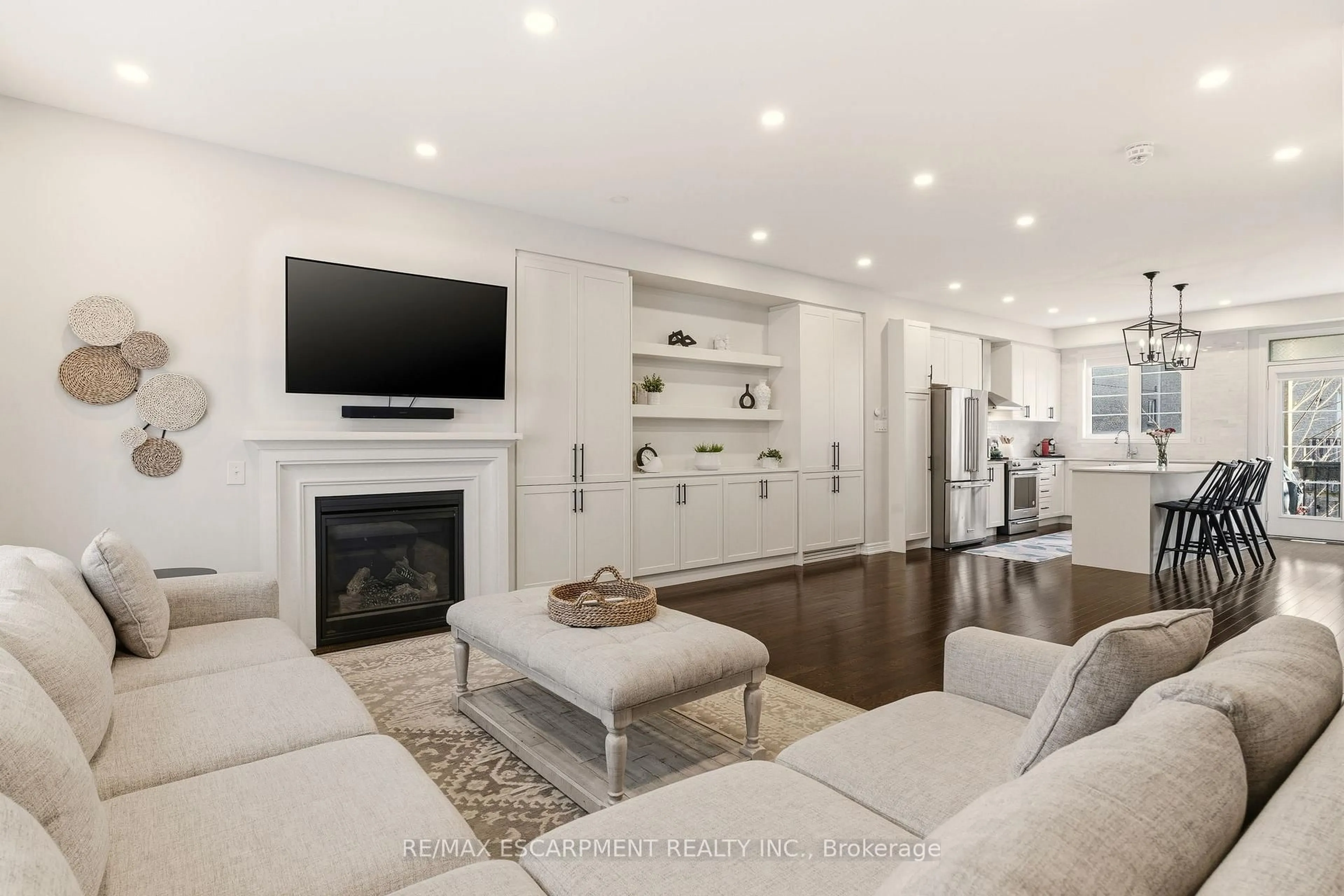 Living room with furniture, unknown for 2249 Khalsa Gate, Oakville Ontario L6M 1P4