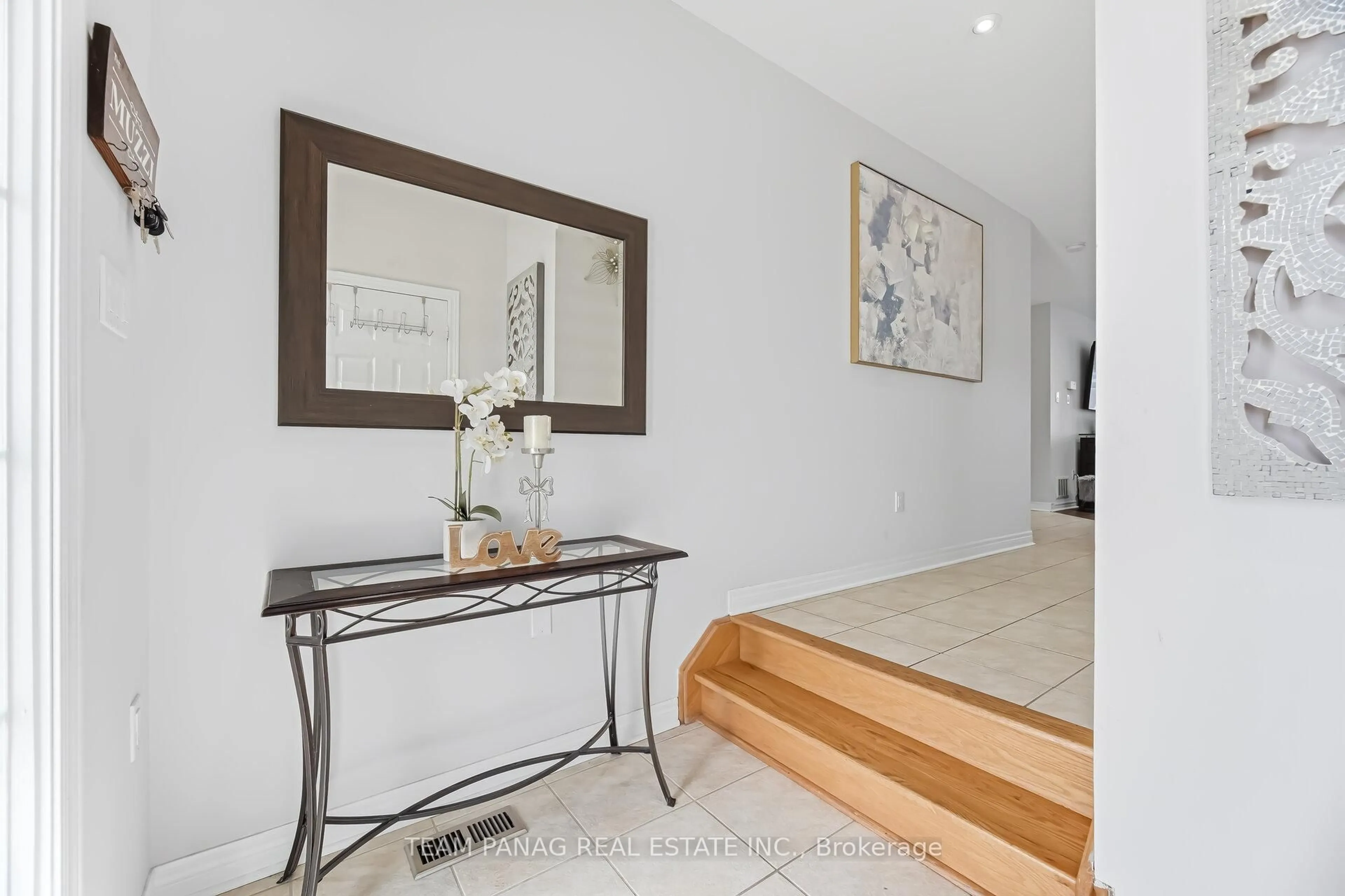 Indoor entryway for 26 Calderstone Rd, Brampton Ontario L6P 2A4