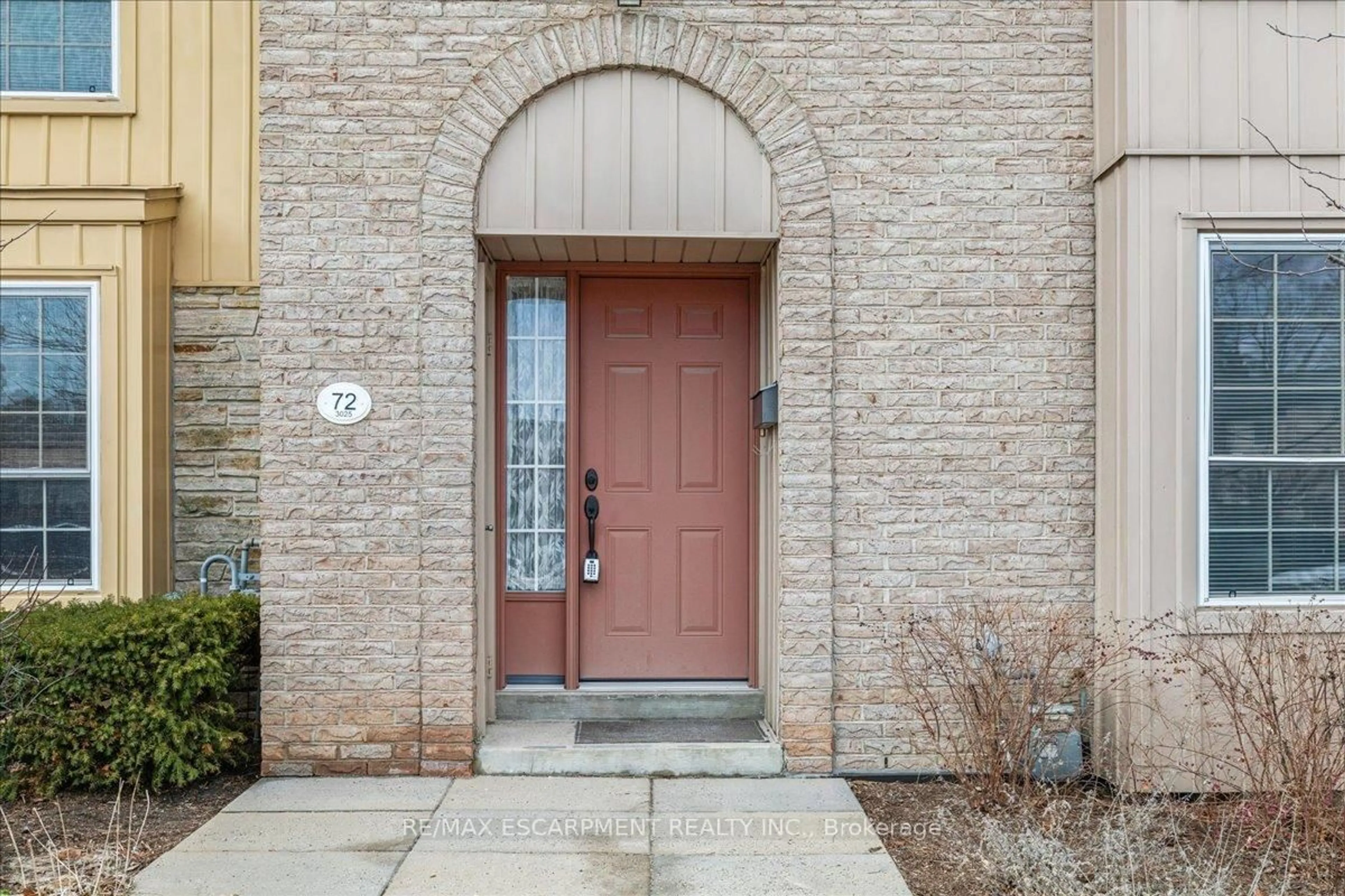 Indoor entryway for 3025 Glencrest Rd #72, Burlington Ontario L7N 3K1